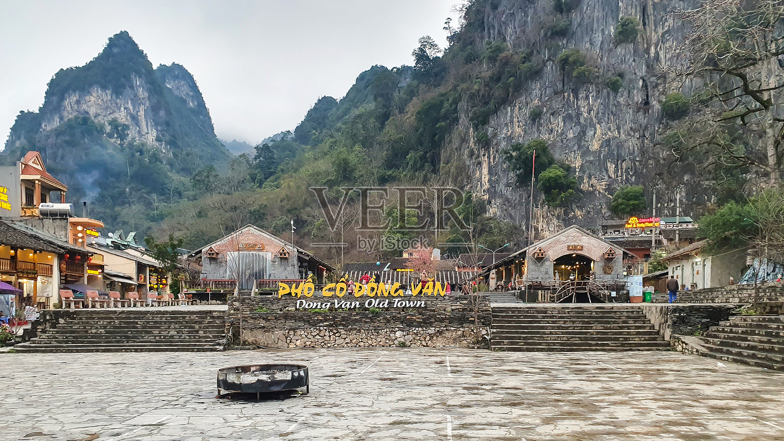 越南哈江省东万古镇的老房子和石灰岩山脉景观。照片摄影图片