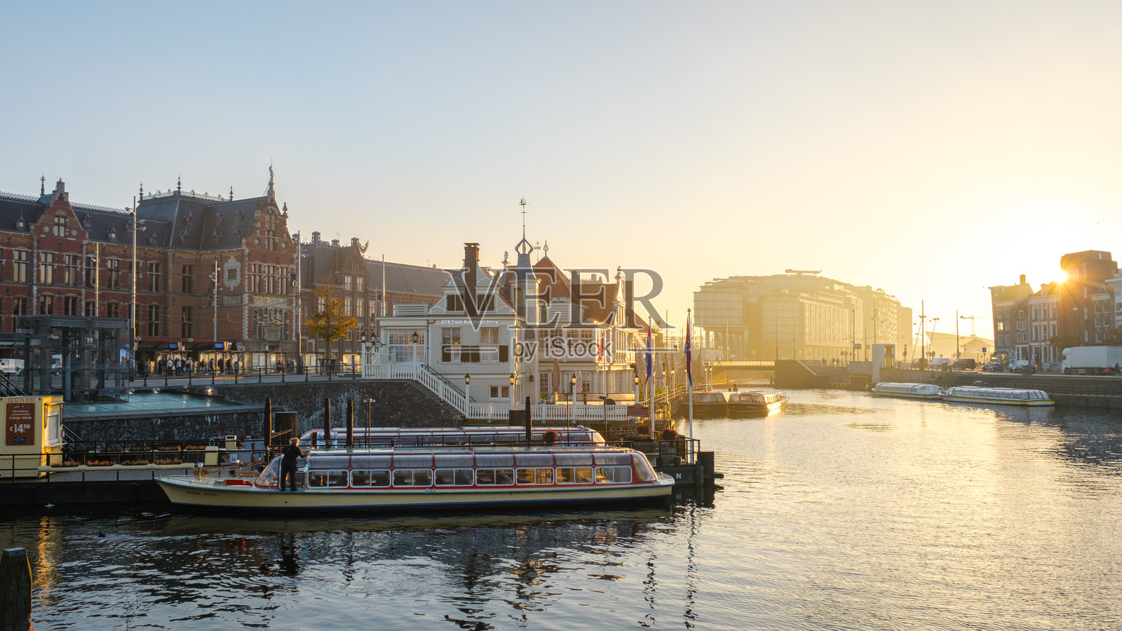 阿姆斯特丹风景如画的运河旁金色秋晨照片摄影图片