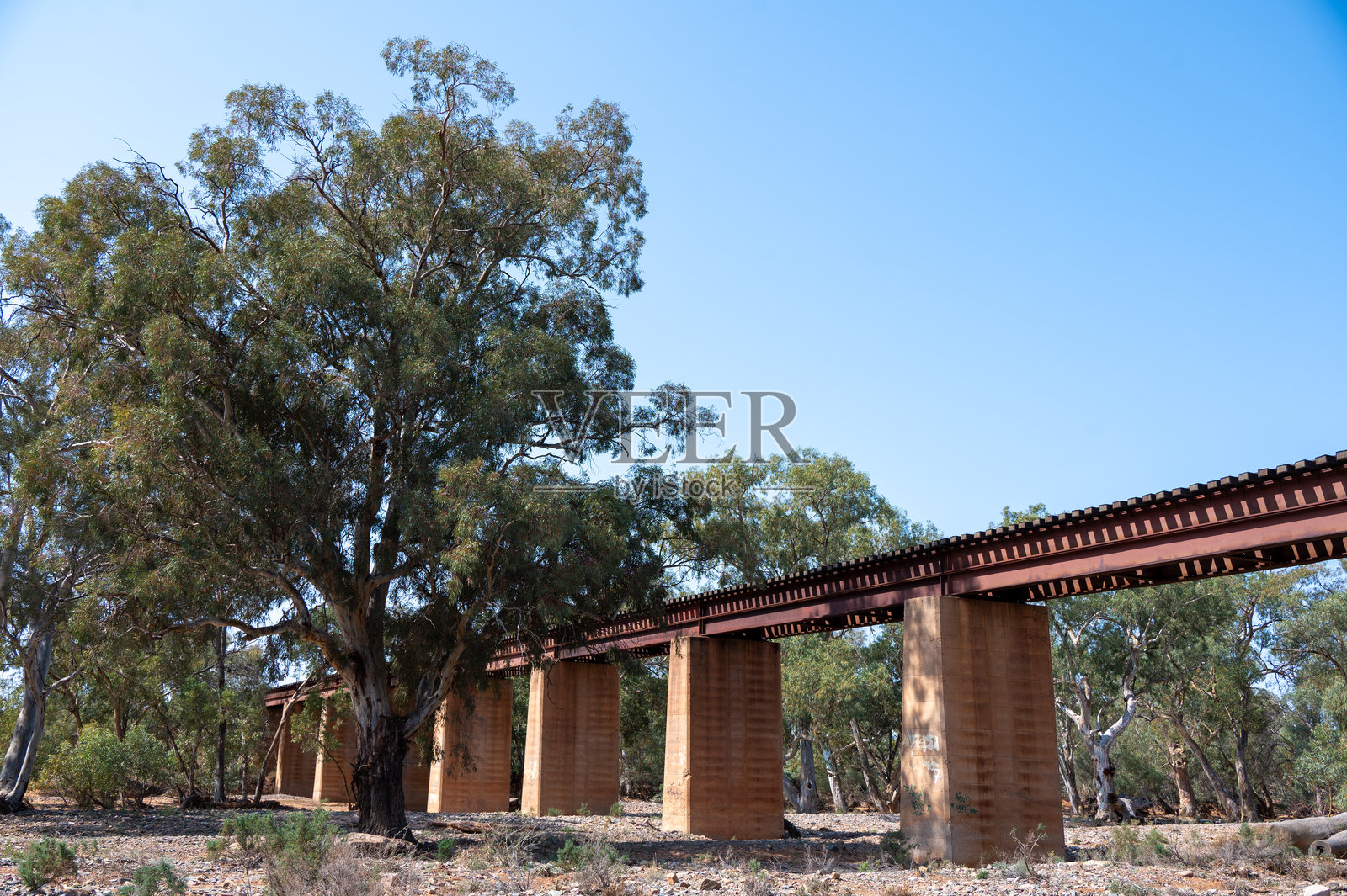 南澳大利亚内陆废弃的甘铁路线上横跨小溪的铁路桥照片摄影图片