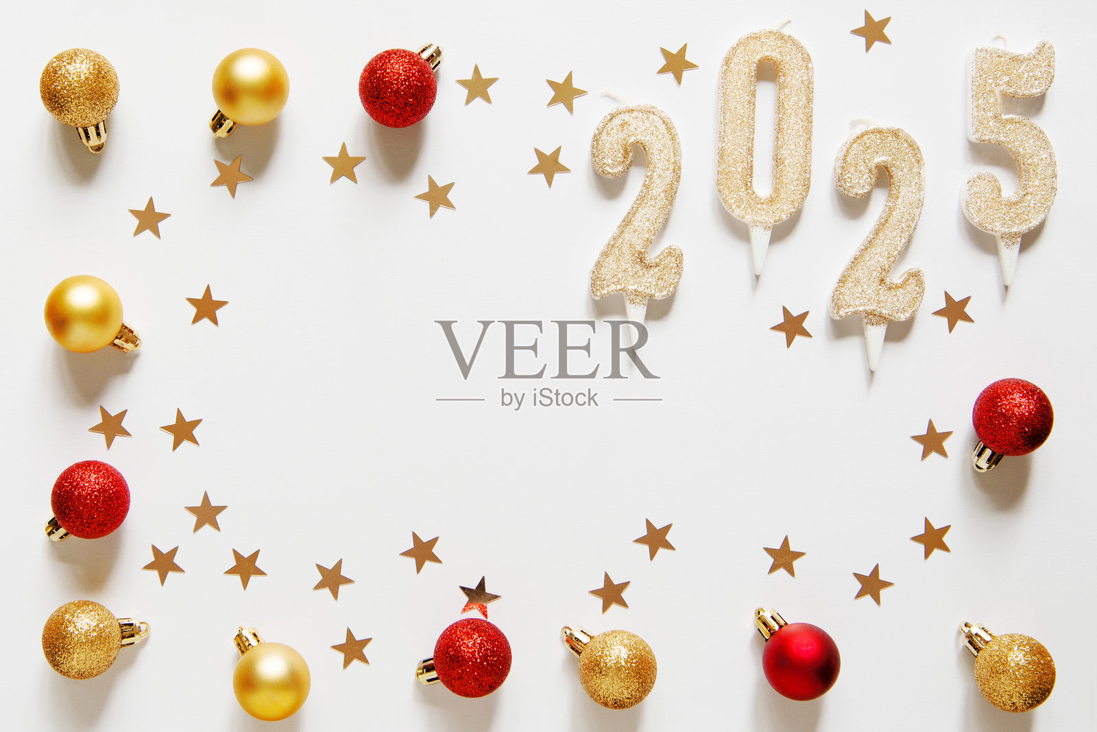 带有金色蜡烛数字2025的圣诞卡横幅，圣诞树装饰球和金色星星彩屑。新年快乐框架。浅色背景。样机。照片摄影图片