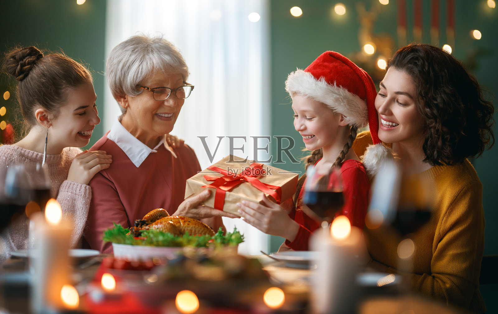 家庭庆祝圣诞节照片摄影图片