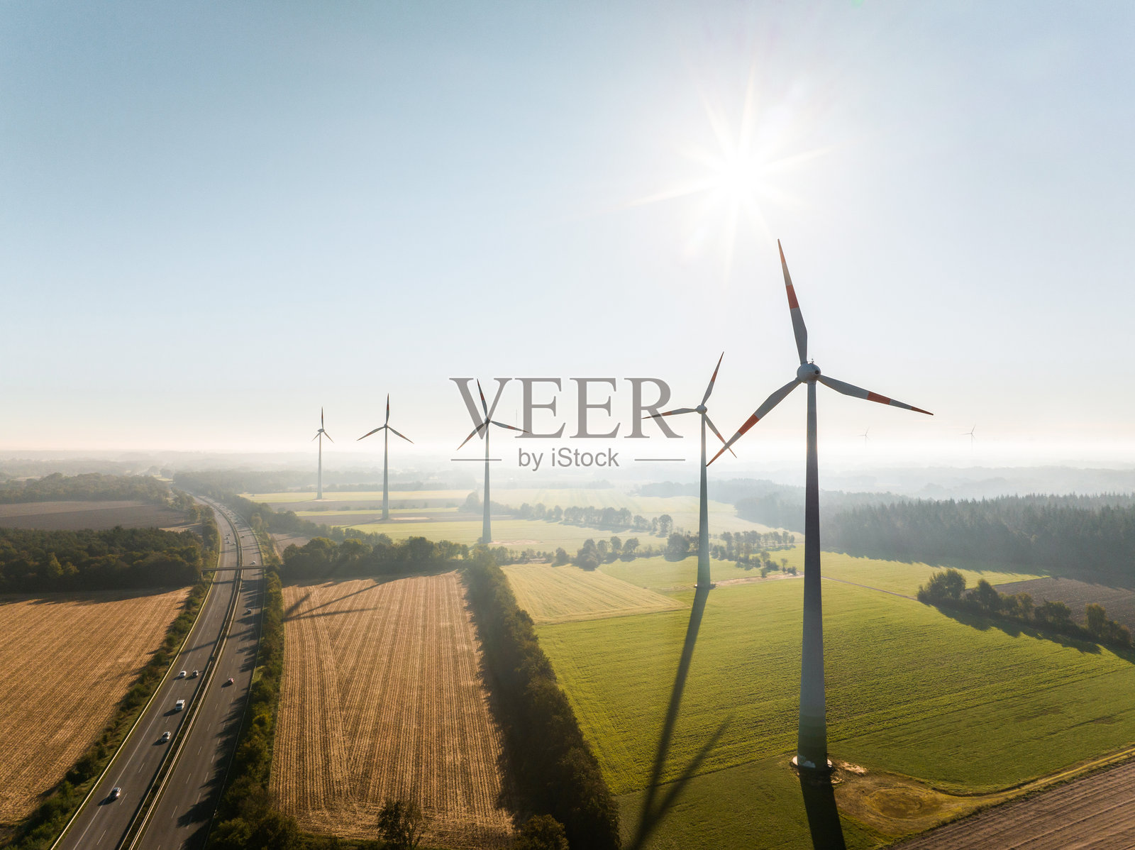 黎明时分的风力涡轮机。照片摄影图片