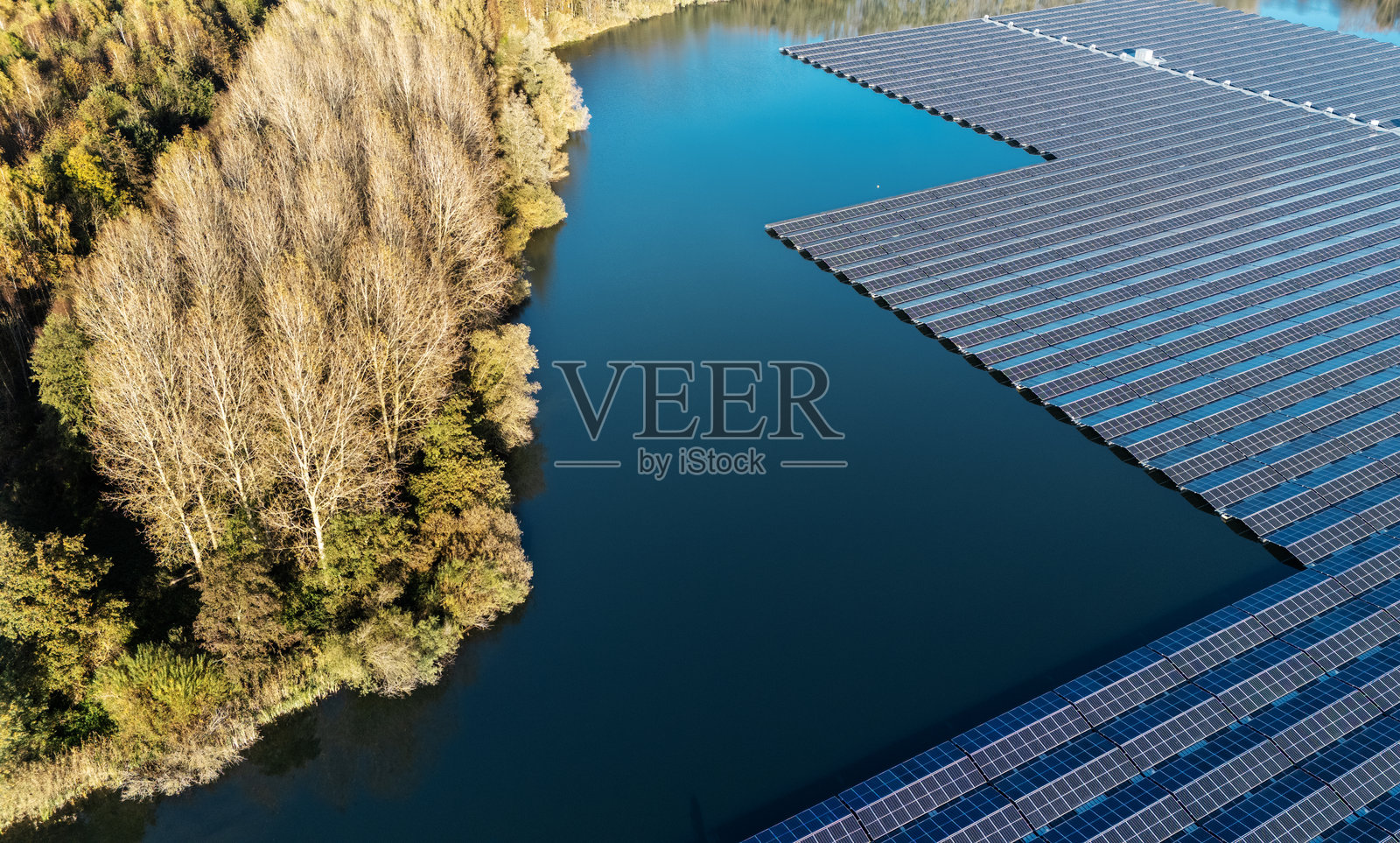 湖面上独特的户外太阳能电池板场地的鸟瞰图照片摄影图片