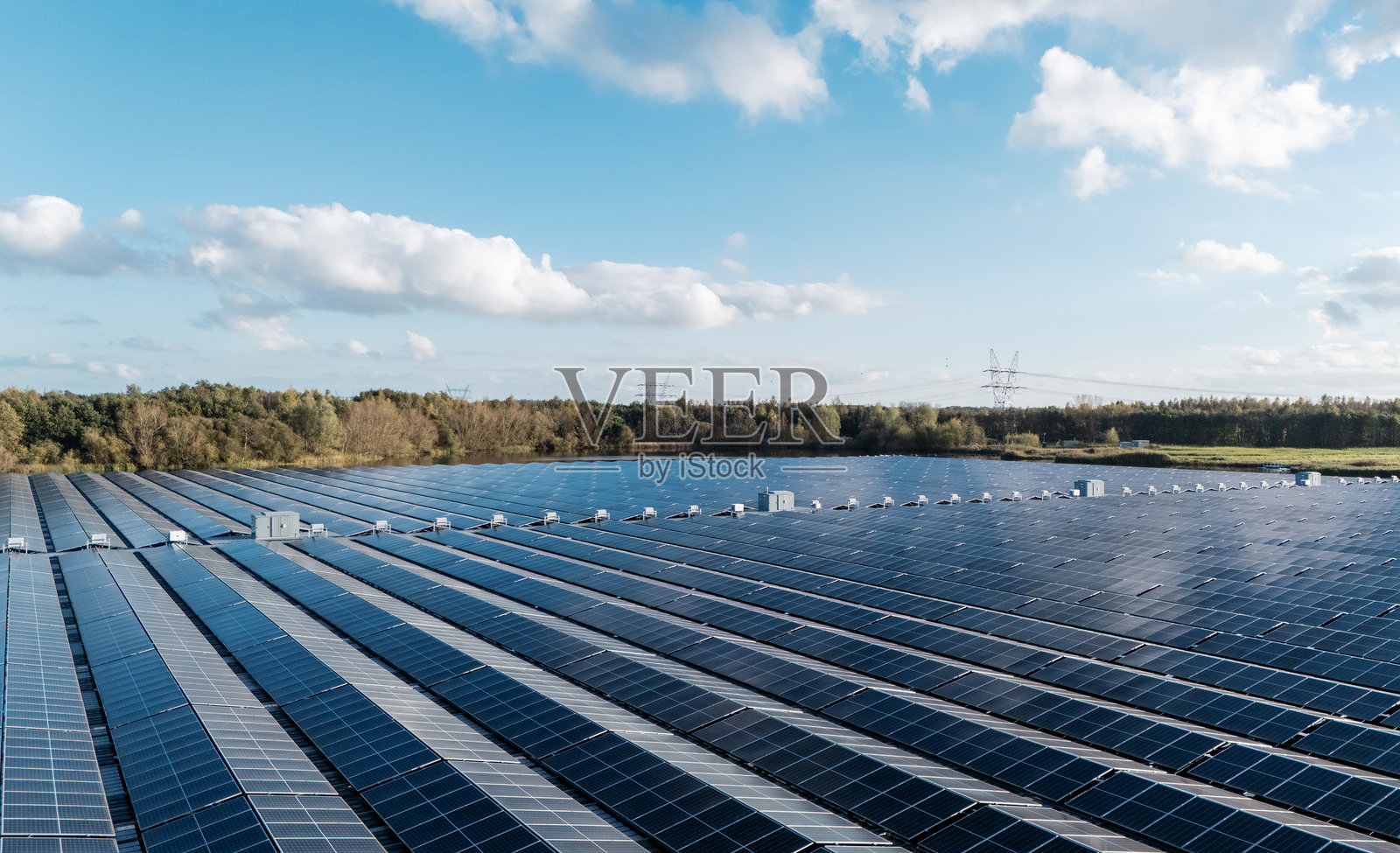 湖面上独特的户外太阳能电池板场地的鸟瞰图照片摄影图片