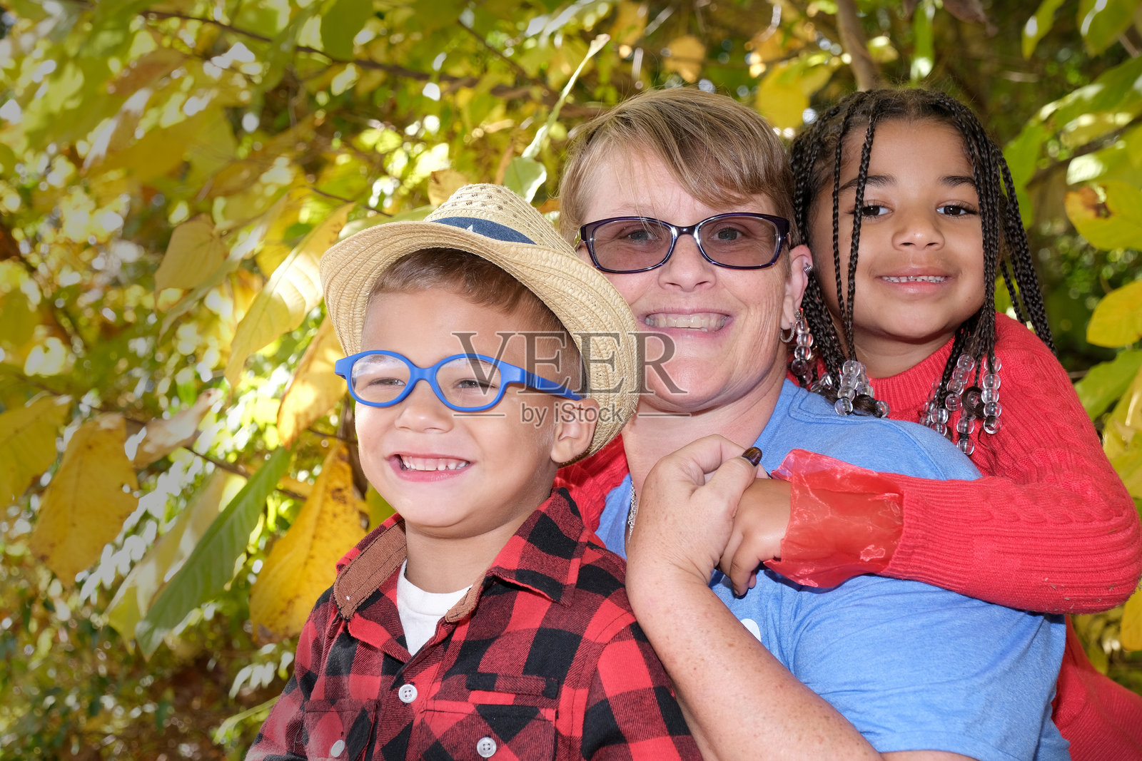 母亲与她的孩子们的肖像照片摄影图片