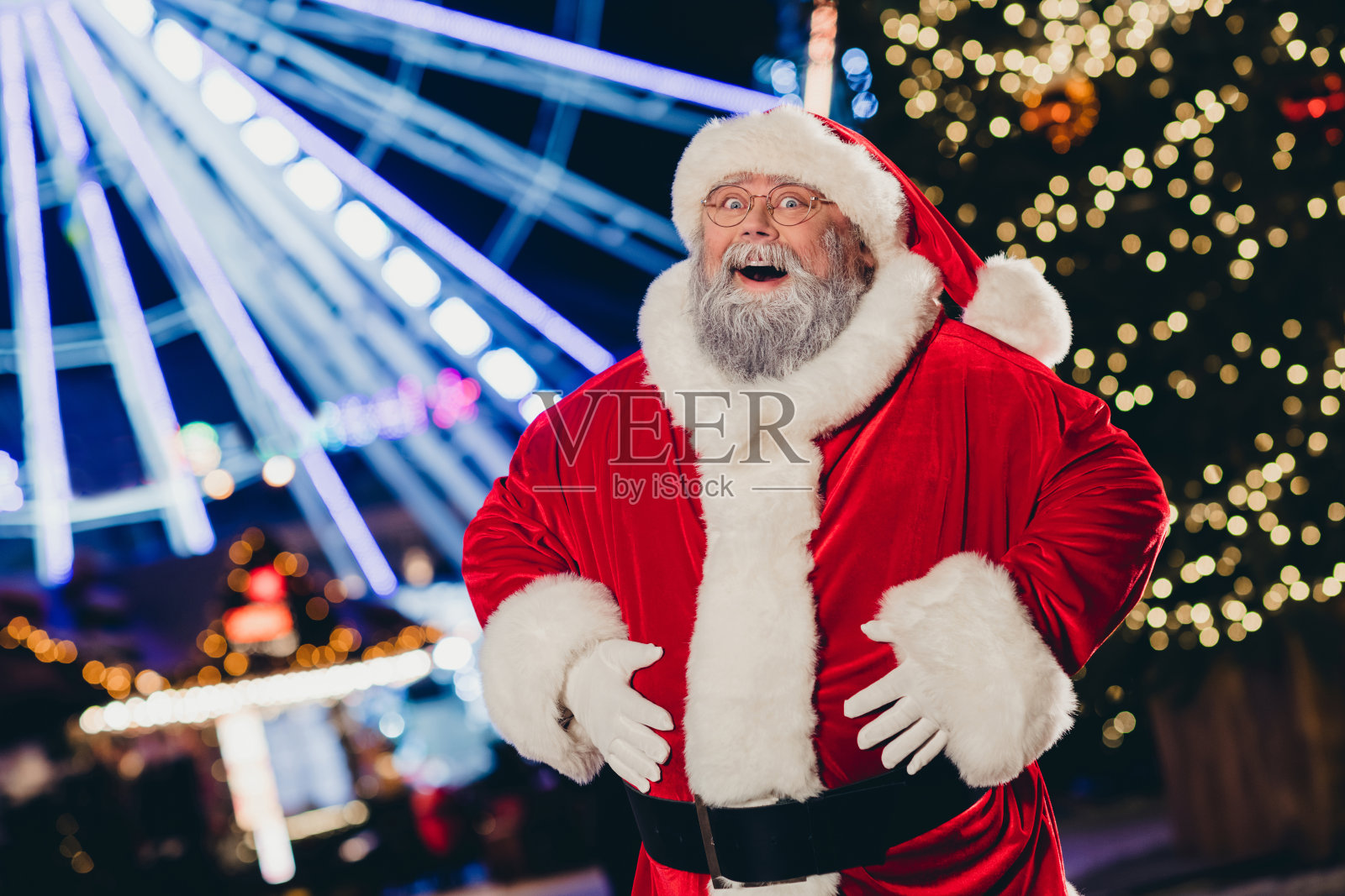 快乐的退休胖爷爷在街头食品咖啡馆外高兴地捧着他的大肚子，享受美好的时光。照片摄影图片