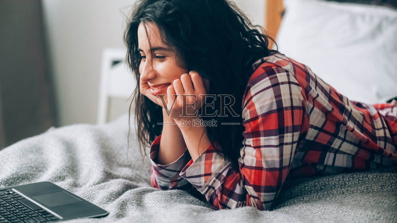 视频聊天的睡前休闲女性与笔记本电脑照片摄影图片