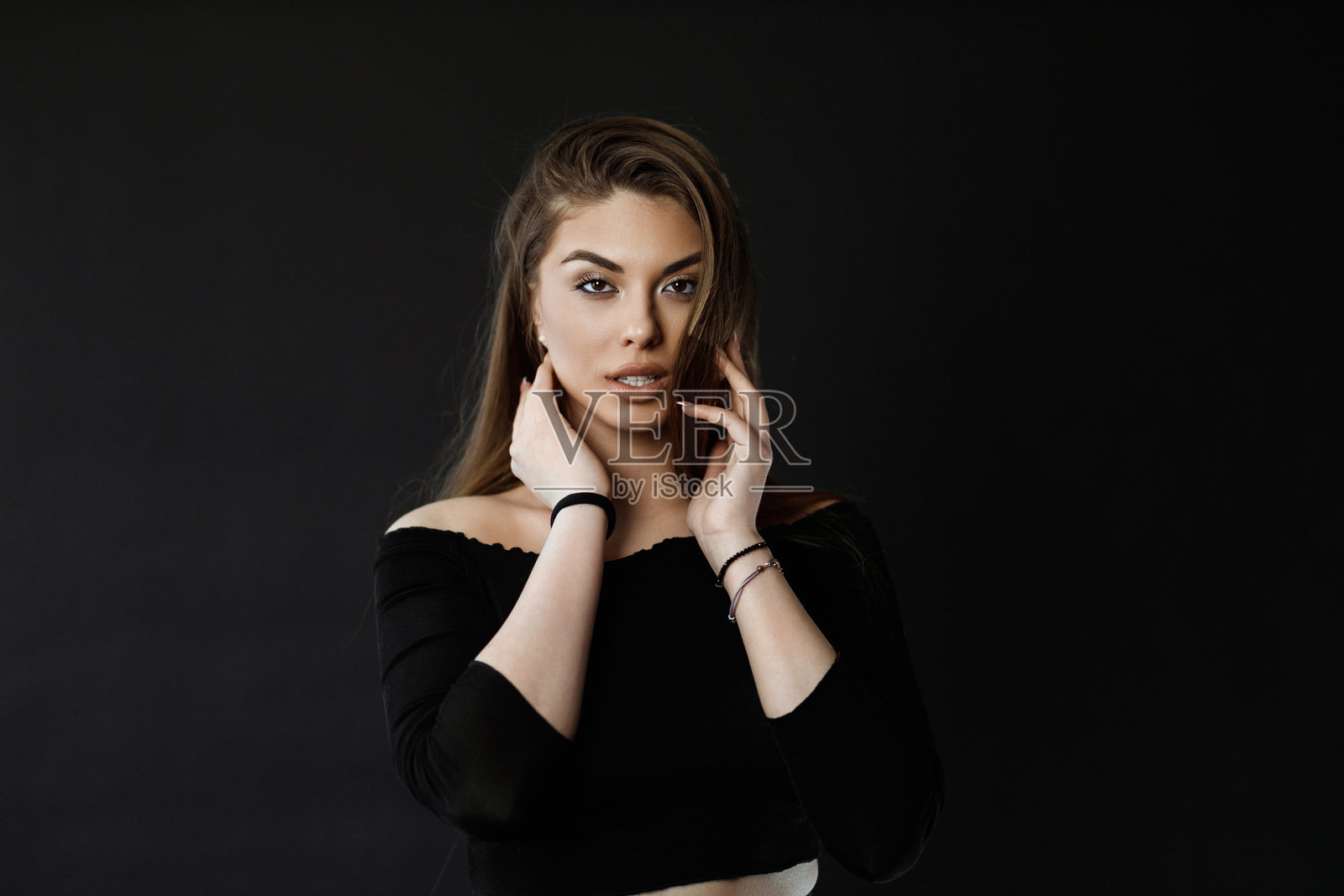 美丽的年轻女性，长着棕色的头发，面带微笑照片摄影图片