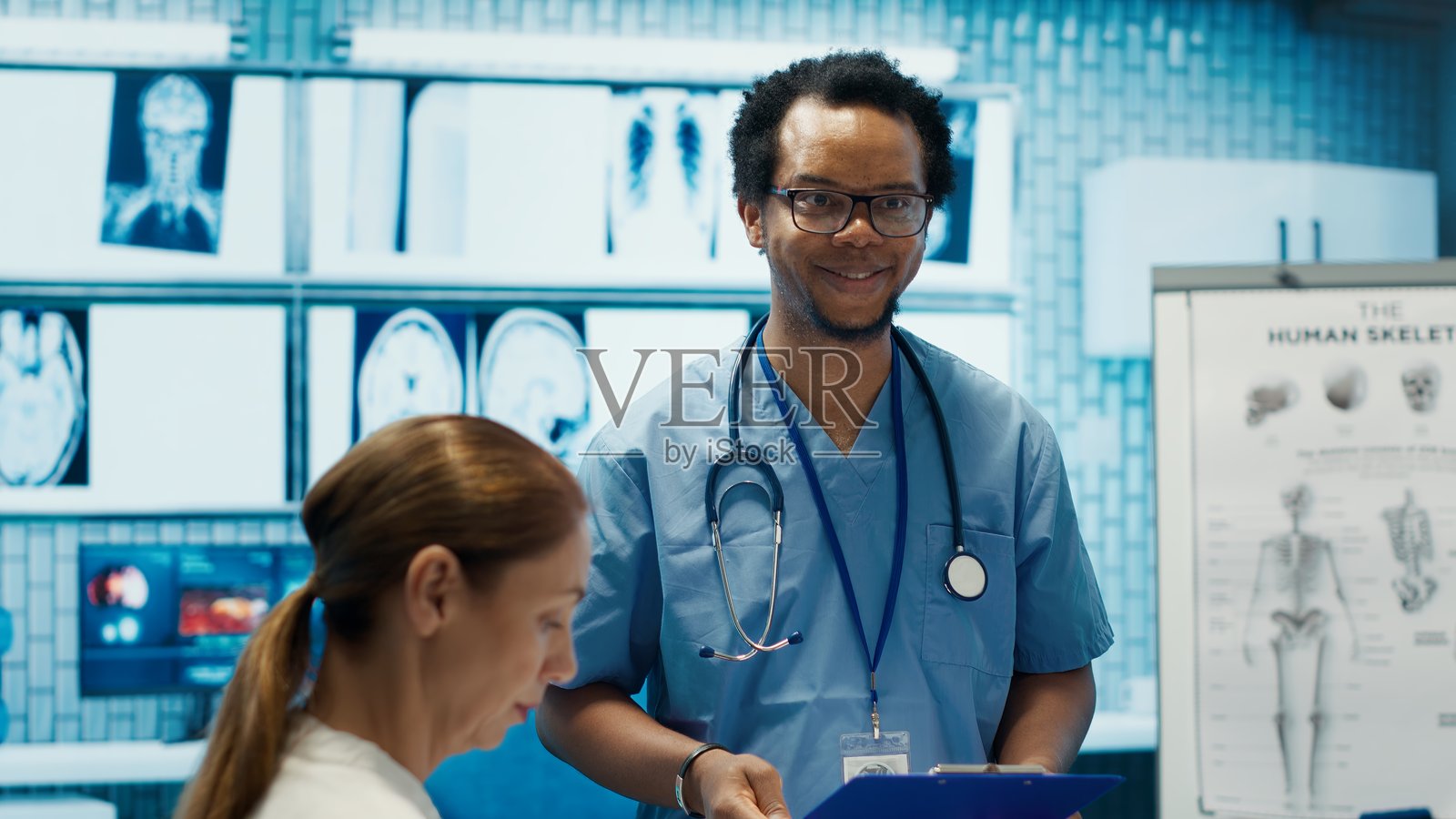 执业护士专家与团队进行研究会议照片摄影图片