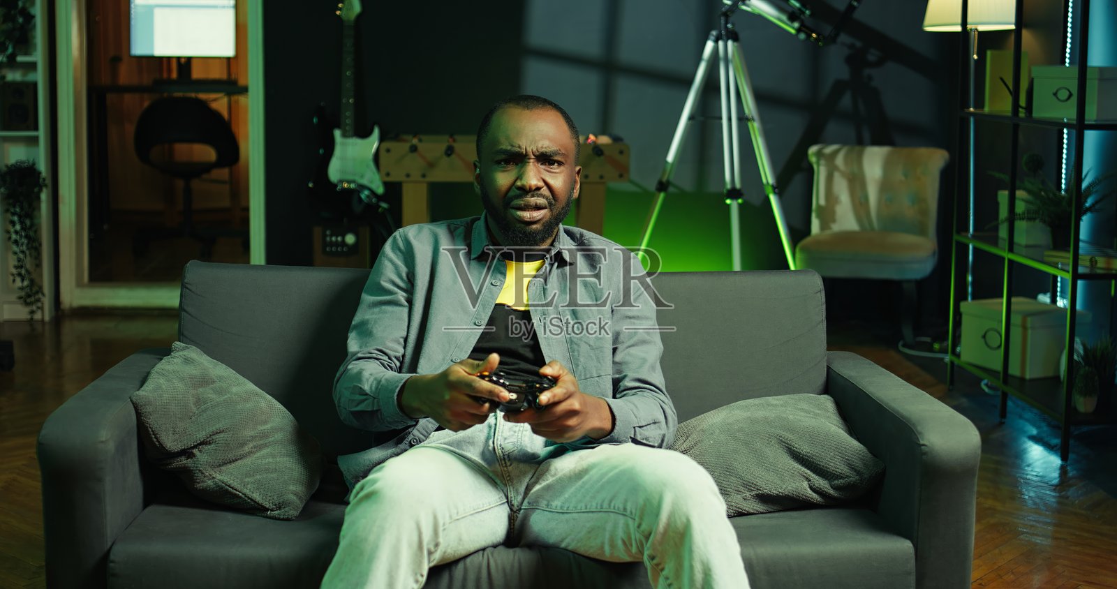 因在在线单人视频游戏中失败而感到恼火的玩家照片摄影图片