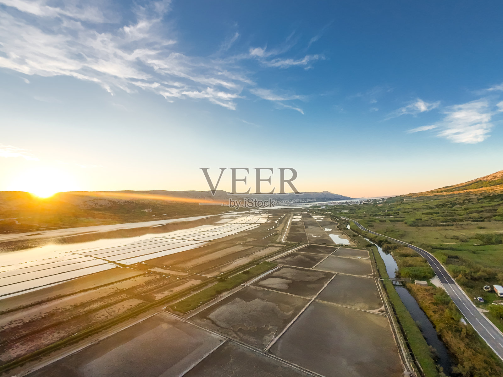 日落时分的海岸盐滩鸟瞰图照片摄影图片