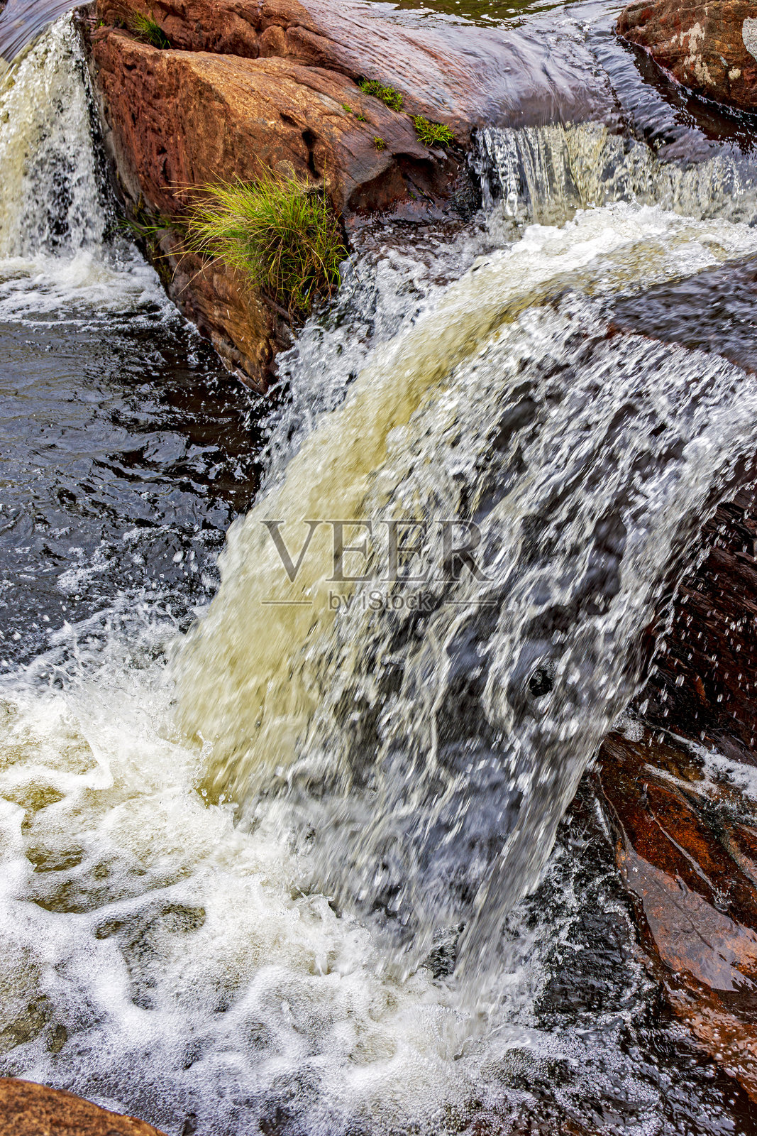 小河和岩石间的瀑布照片摄影图片