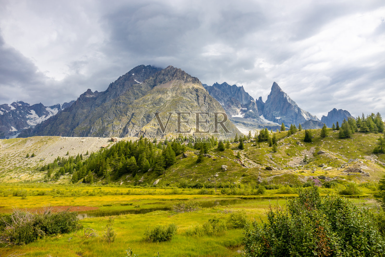 意大利库尔马耶尔的瓦尔维尼，阿尔卑斯山的勃朗峰徒步旅行山景照片摄影图片