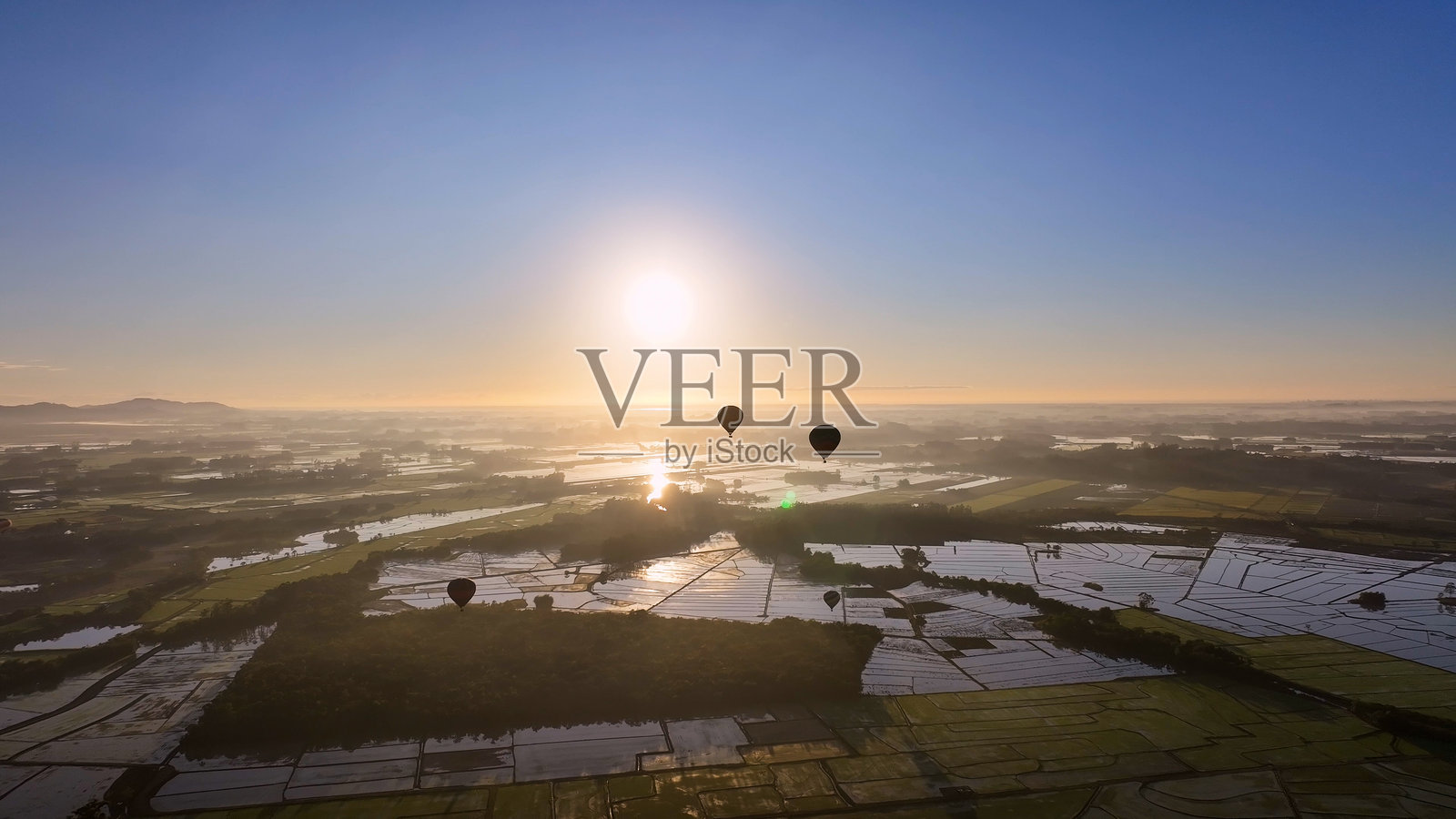 巴西圣卡塔琳娜州的普赖亚格兰德五彩缤纷的气球。极限运动场景。照片摄影图片