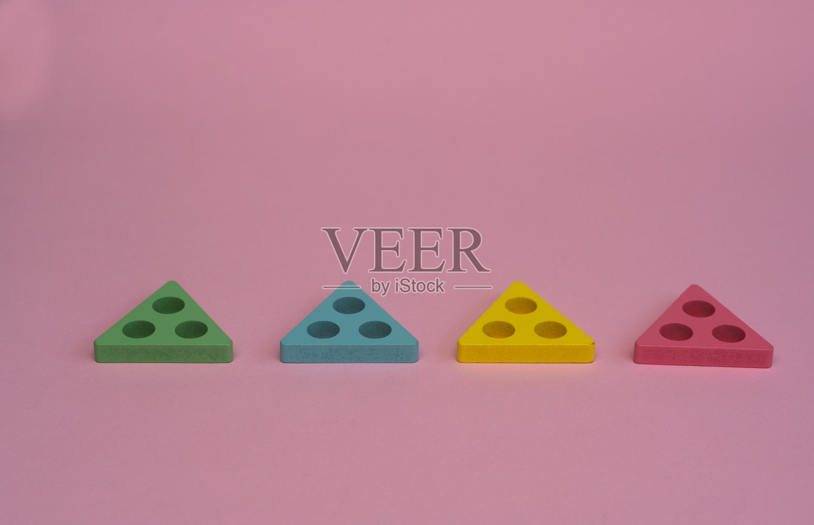 粉色背景上的四个三角形。这个概念照片摄影图片