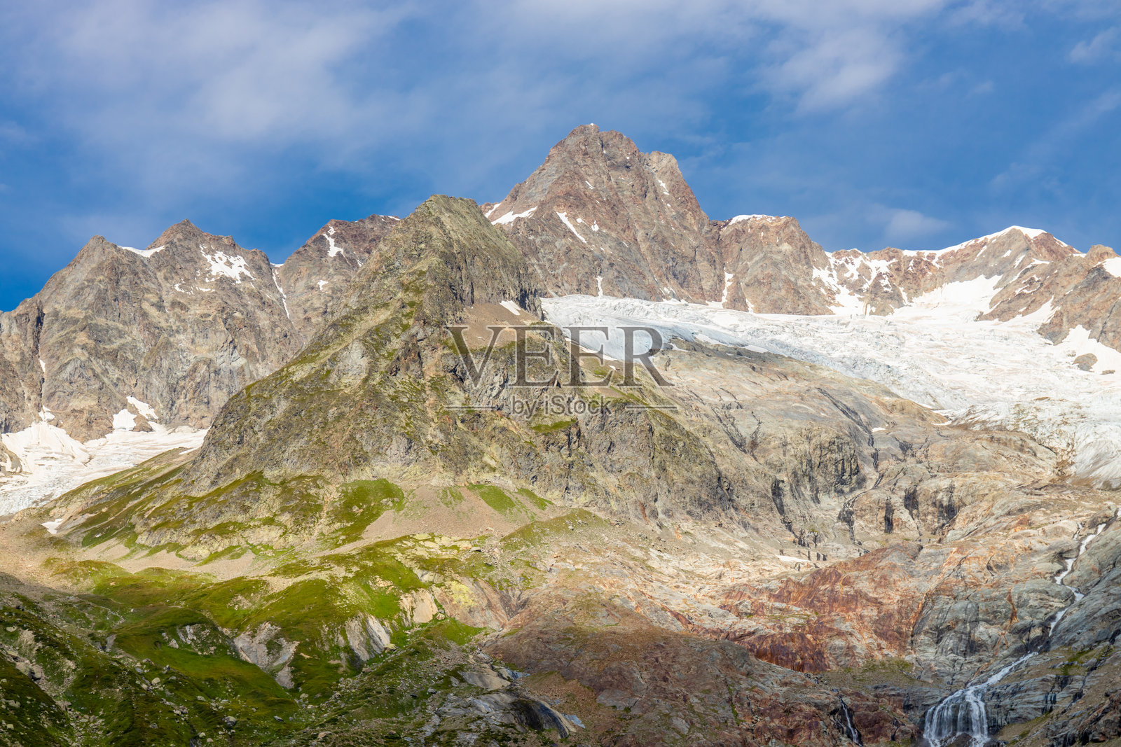 意大利库尔马耶尔瓦尔维尼的阿尔卑斯山脉蒙布朗环线山景照片摄影图片