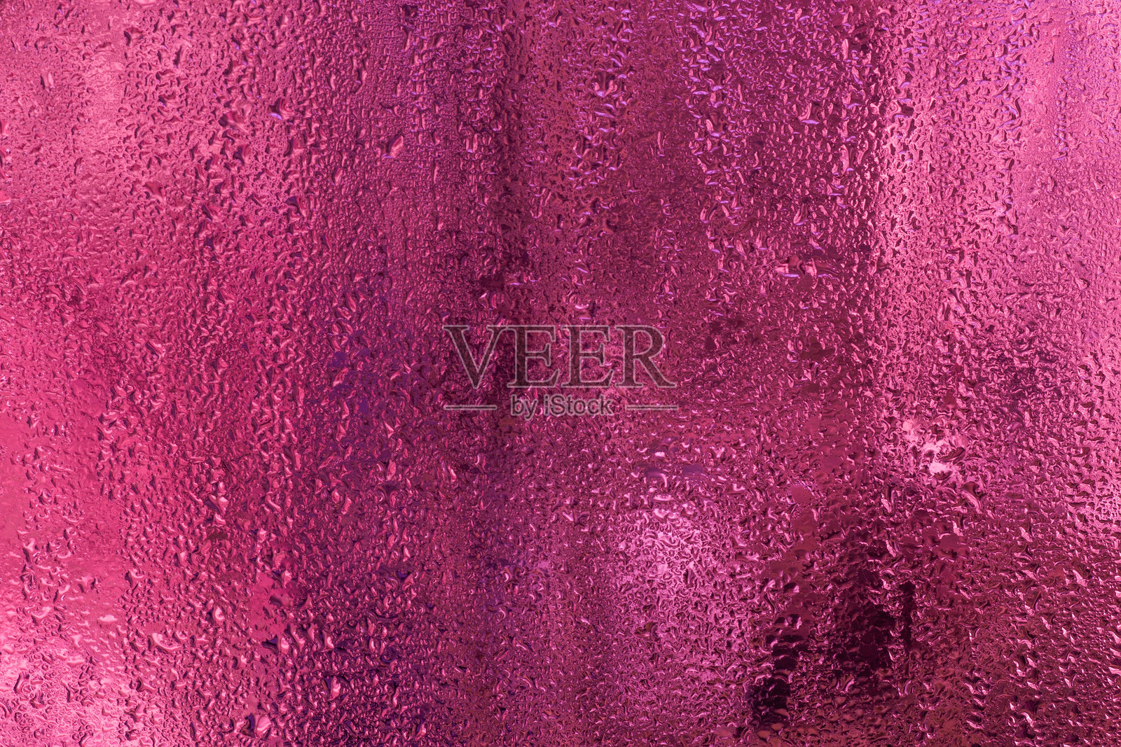 湿润的玻璃上有水滴。紫色背景。照片摄影图片