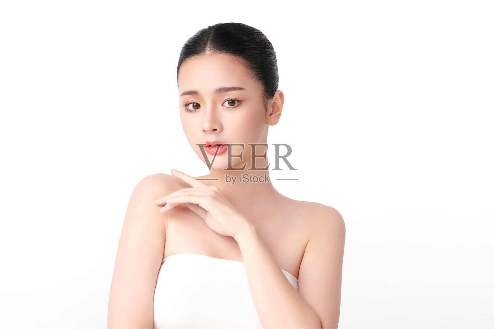 美丽的年轻亚洲女性，肤色洁净清新，背景为白色，面部护理，面部治疗，美容学，美容与水疗，亚洲女性肖像。照片摄影图片