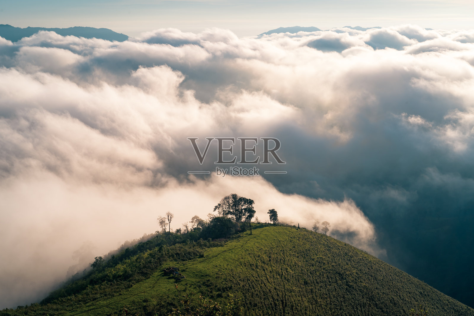 泰国北部（塔克省）山脉后方的日出，云海环绕照片摄影图片