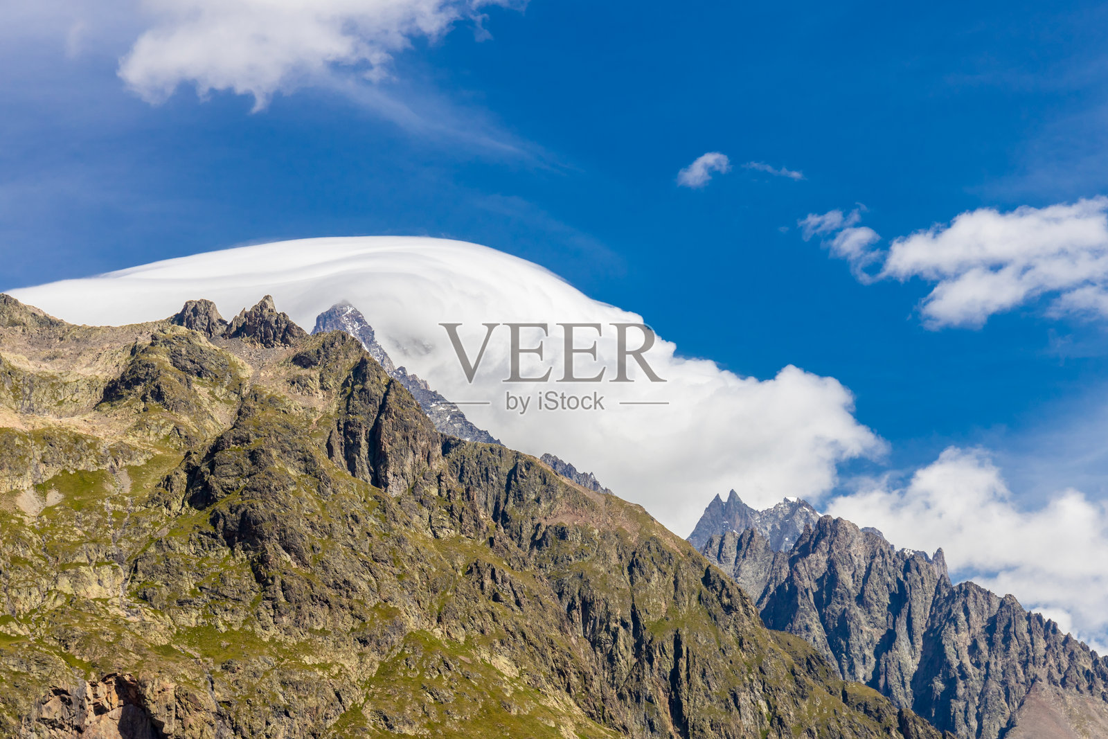 意大利库尔马耶尔的瓦尔维尼，阿尔卑斯山的勃朗峰徒步旅行山景照片摄影图片