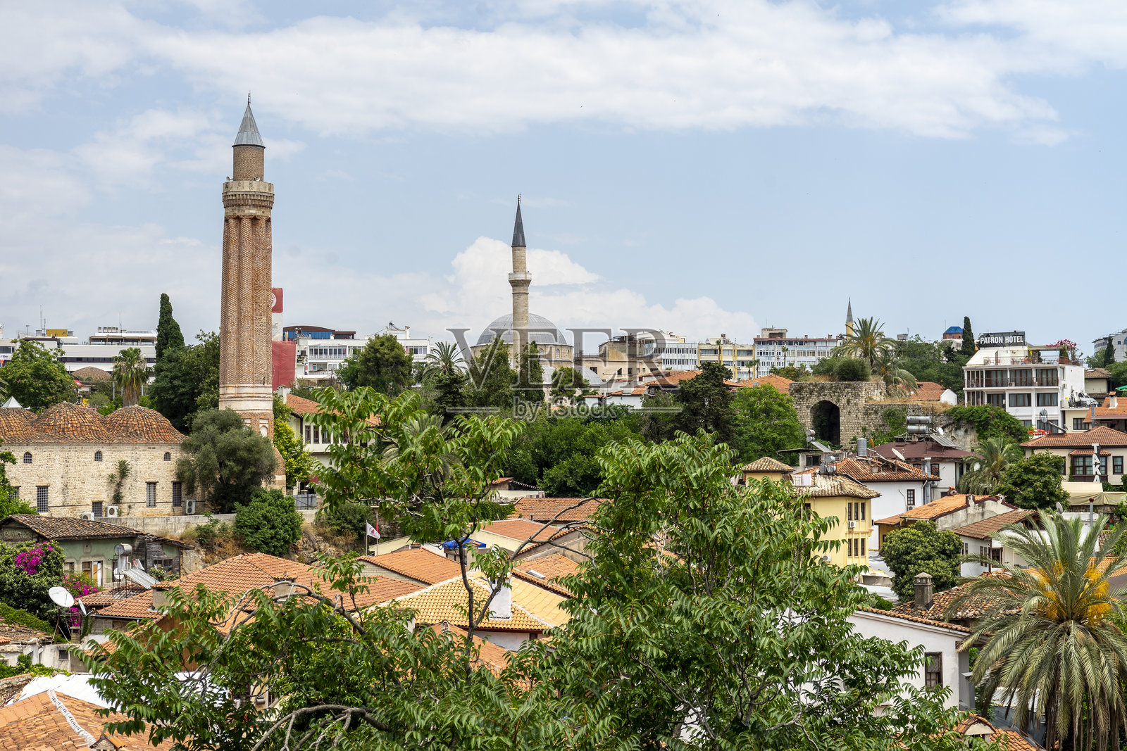 宁静的地中海小镇天际线照片摄影图片