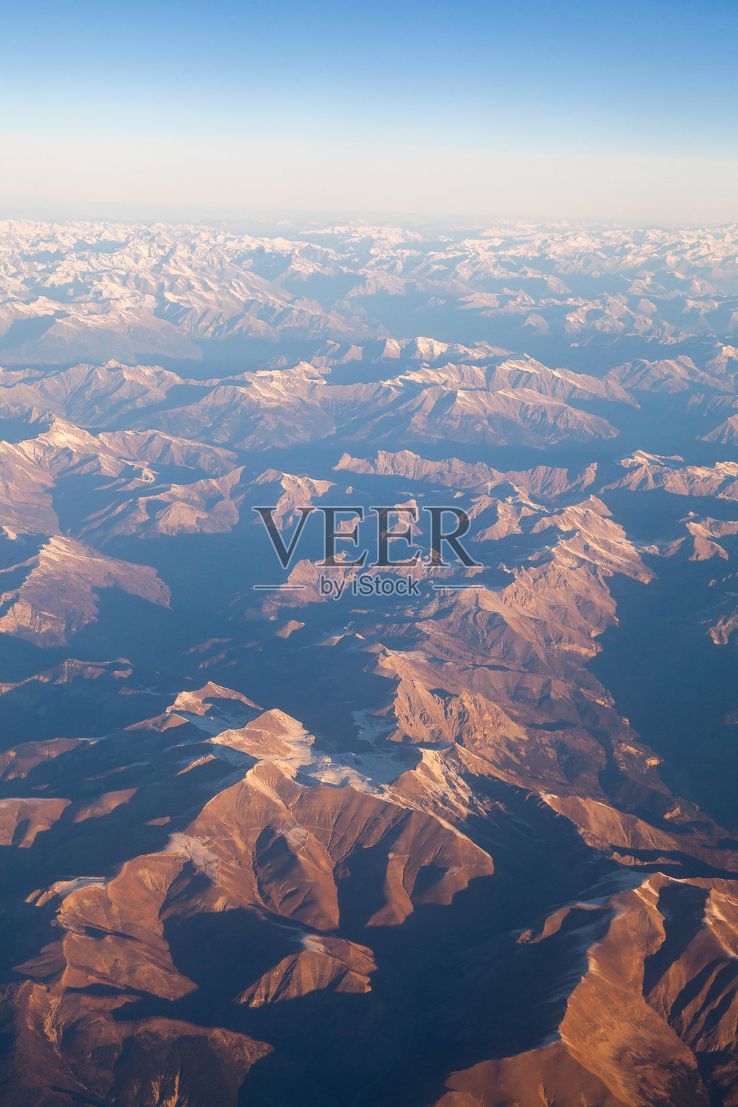 阿尔卑斯山脉，飞机上的视角照片摄影图片