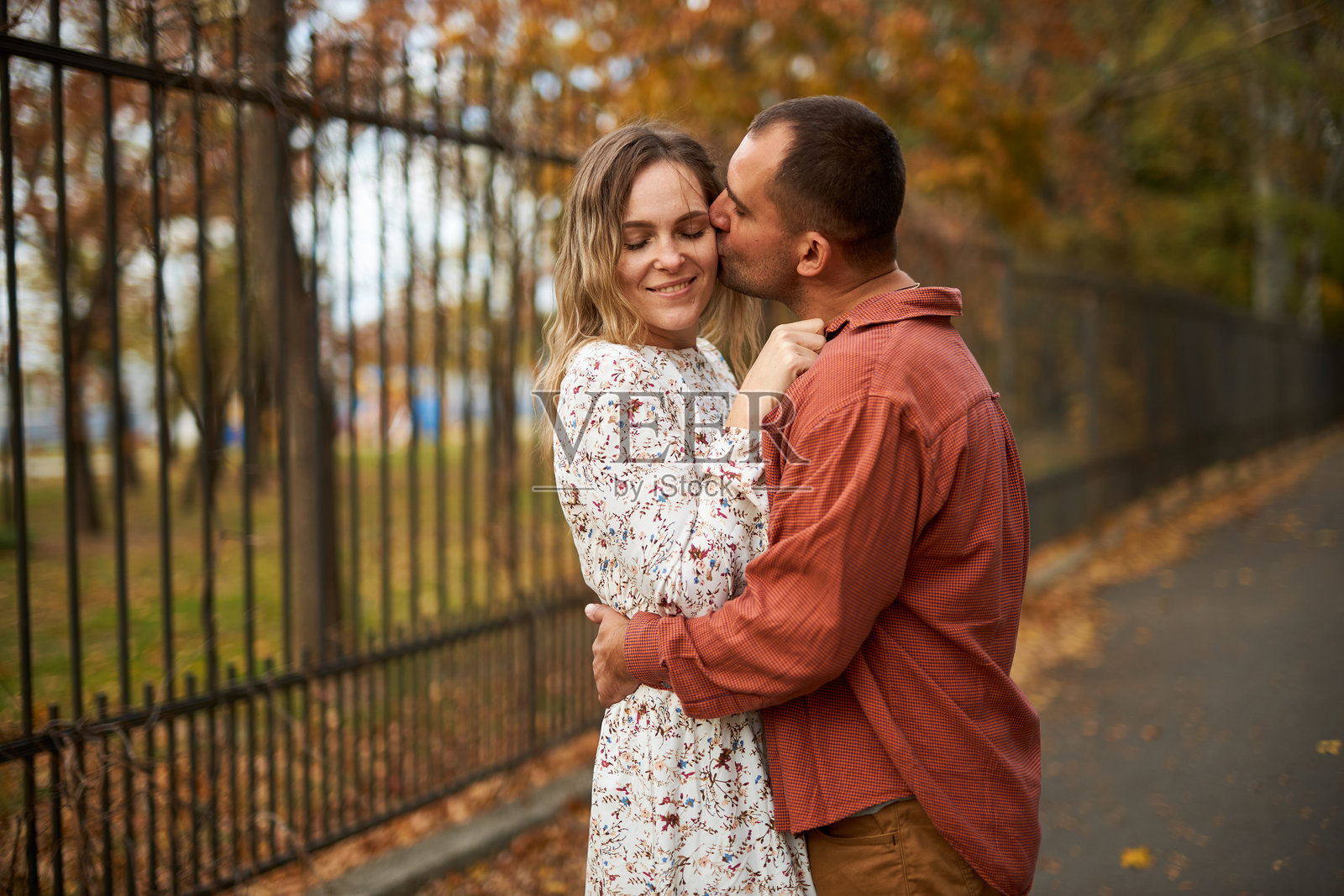 美丽快乐的情侣相拥而笑，享受着他们的时光照片摄影图片