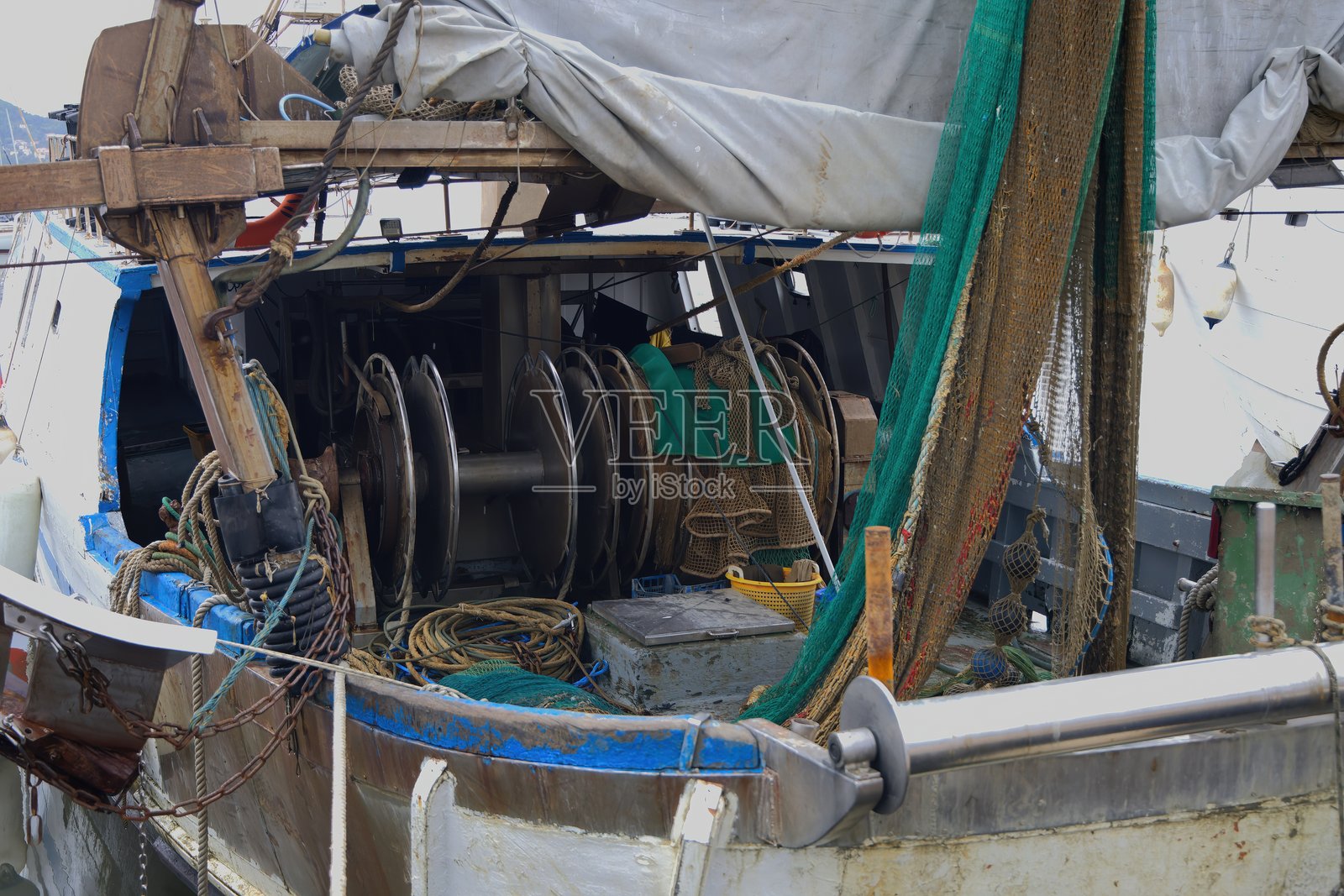 停靠在码头的渔船/拖网船与渔具照片摄影图片