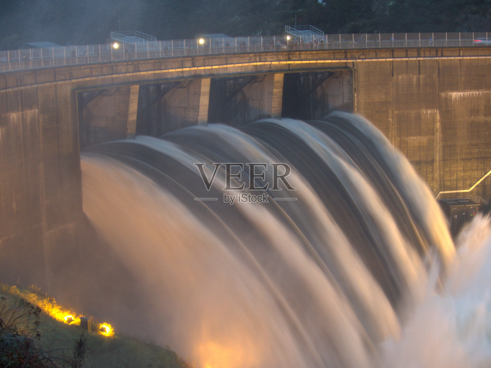 格朗热大坝有四个开启的阀门照片摄影图片