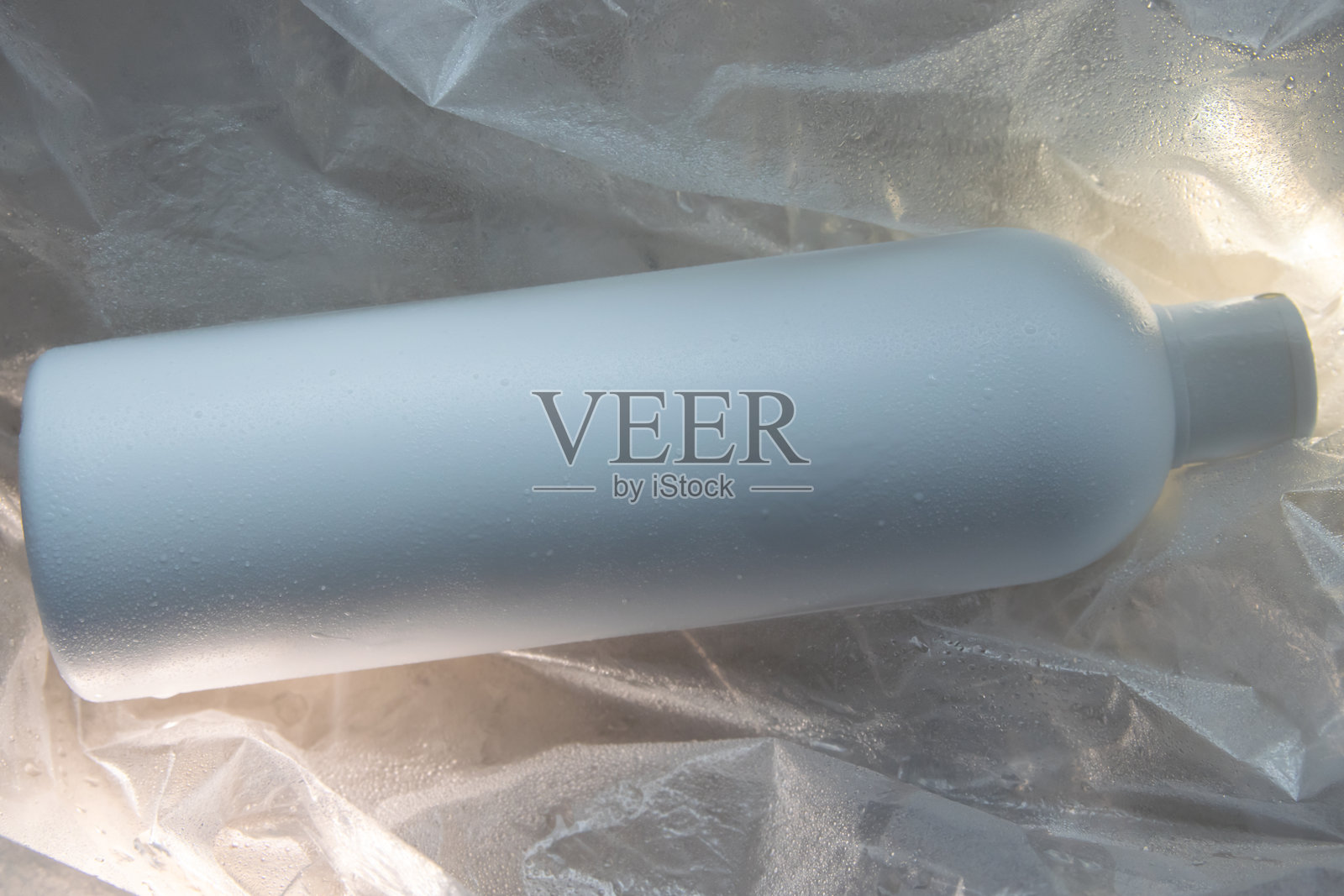 透明背景上的白色塑料瓶。照片摄影图片