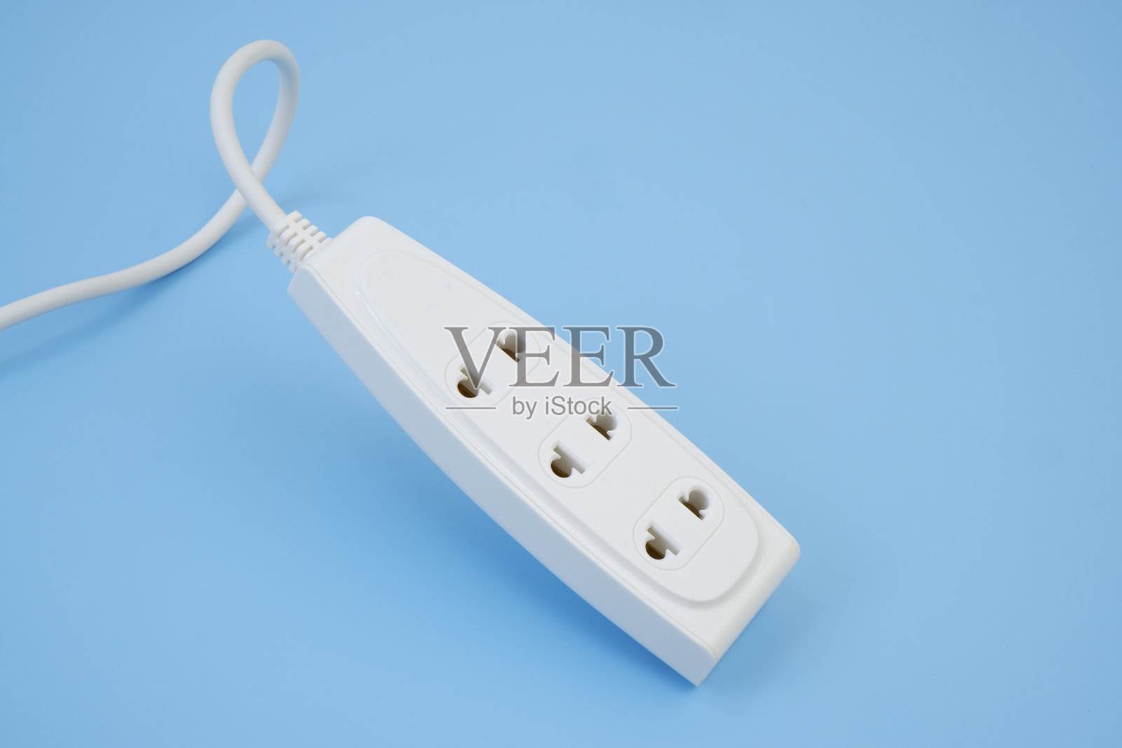 蓝色背景上的电源插座或电源供应。照片摄影图片