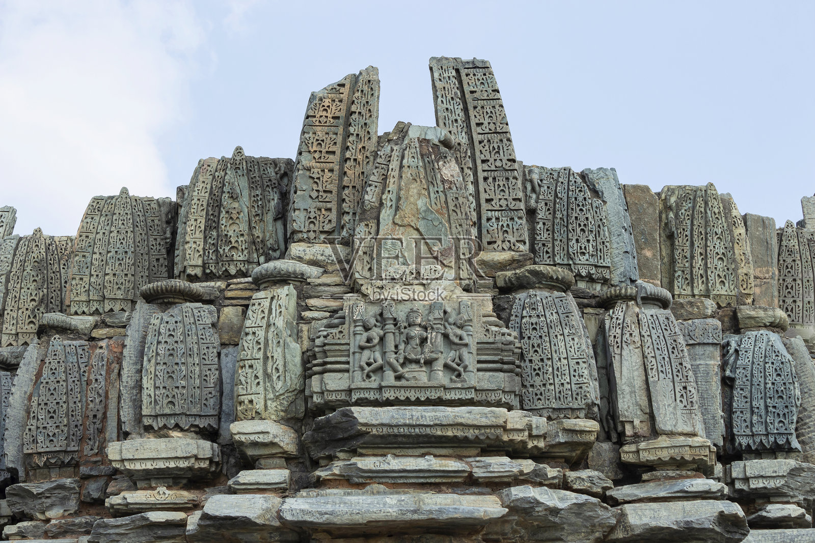 阿尔图纳寺庙群中索梅什瓦尔·马哈德夫寺庙的雕刻破损的希卡拉，位于印度拉贾斯坦邦班斯瓦拉。照片摄影图片