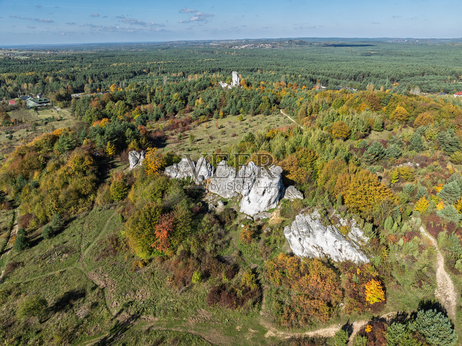 Rzedkowice的石灰岩群的航拍视图。位于Rzedkowice镇的一组岩石。波兰的侏罗纪石灰岩。波兰的克拉科夫-切斯托霍瓦地区。被秋季森林环绕的石灰岩。照片摄影图片