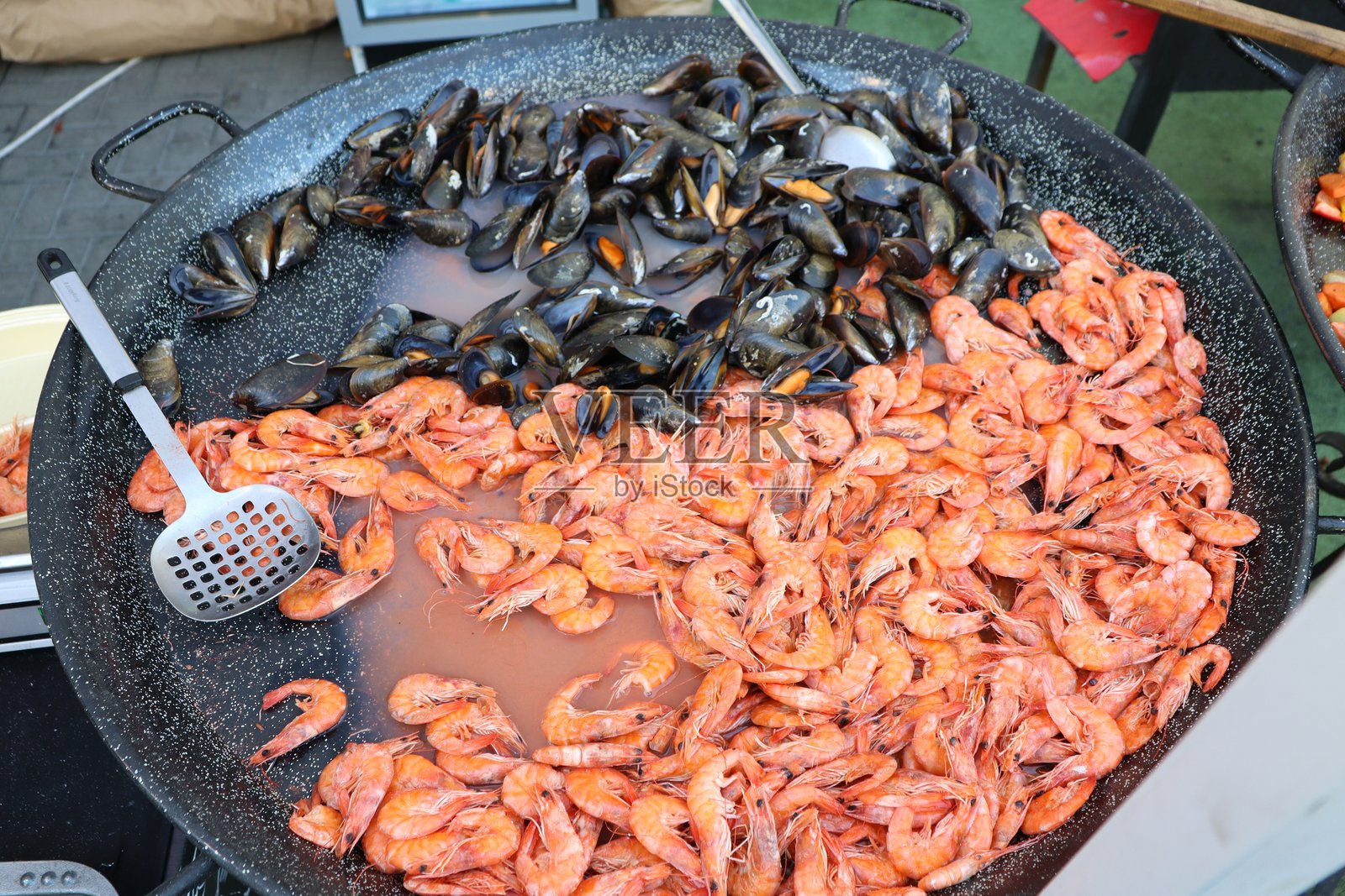 在大号海鲜饭锅中享用美味的虾和贻贝，适合任何场合。照片摄影图片