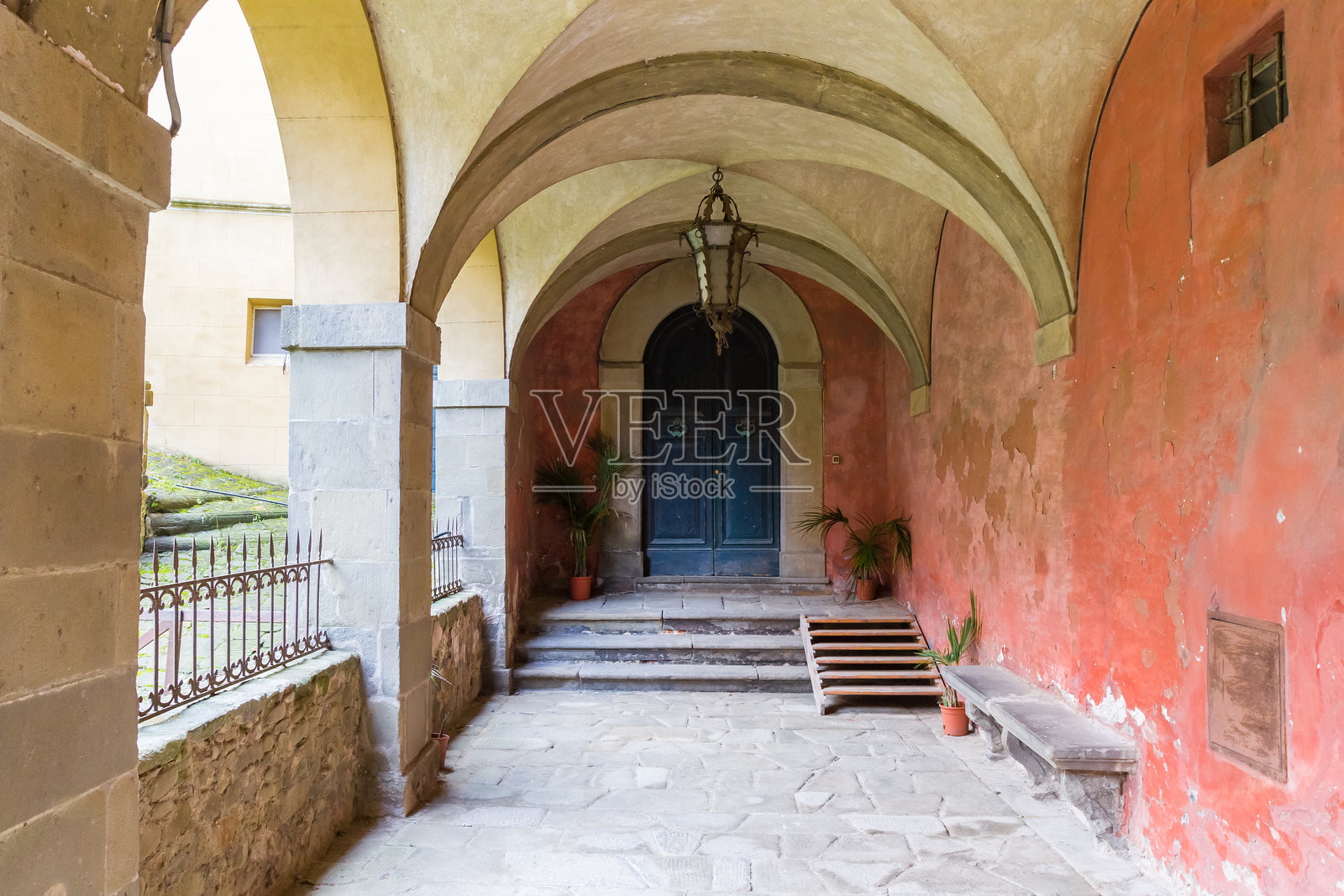 科洛迪的加尔佐尼别墅走廊照片摄影图片