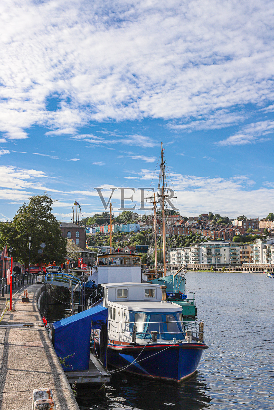 英格兰阿冯河旁的旧船。照片摄影图片