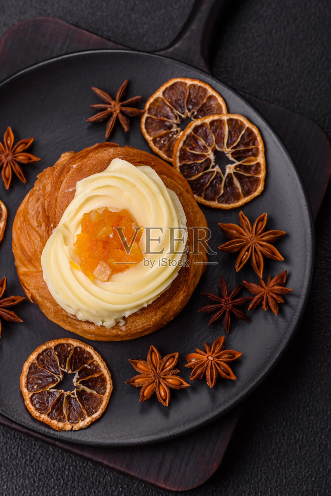 甜美的丹麦 pastry，内含葡萄干、奶油和梨馅照片摄影图片