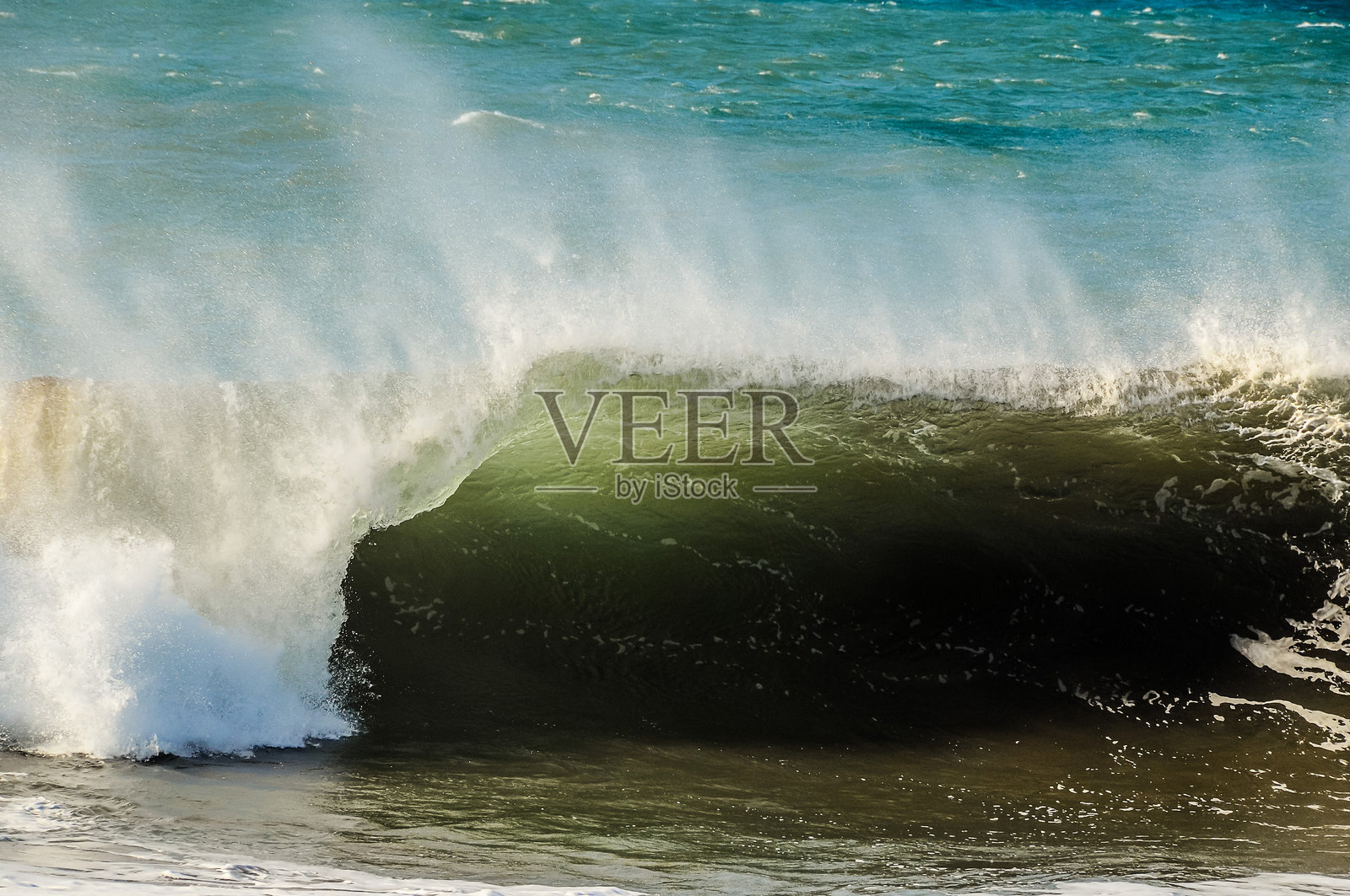 海洋波涛汹涌，浪花拍打着岸边。照片摄影图片
