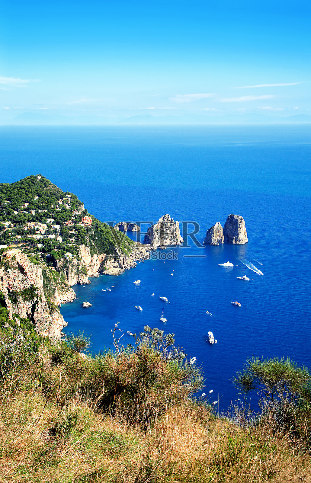 卡普里岛法拉廖尼岩石群，意大利那不勒斯湾，欧洲。照片摄影图片