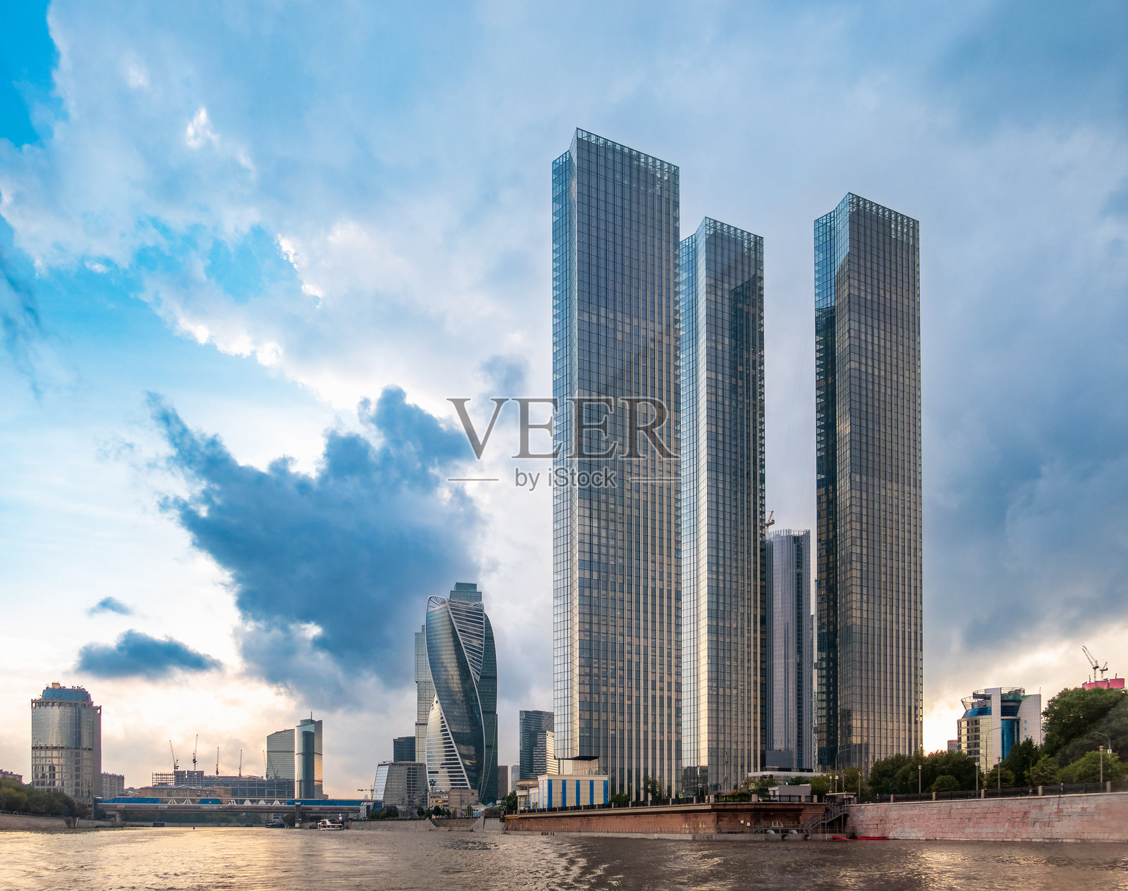 莫斯科城市高楼，夏日从游船和莫斯科河的视角。照片摄影图片