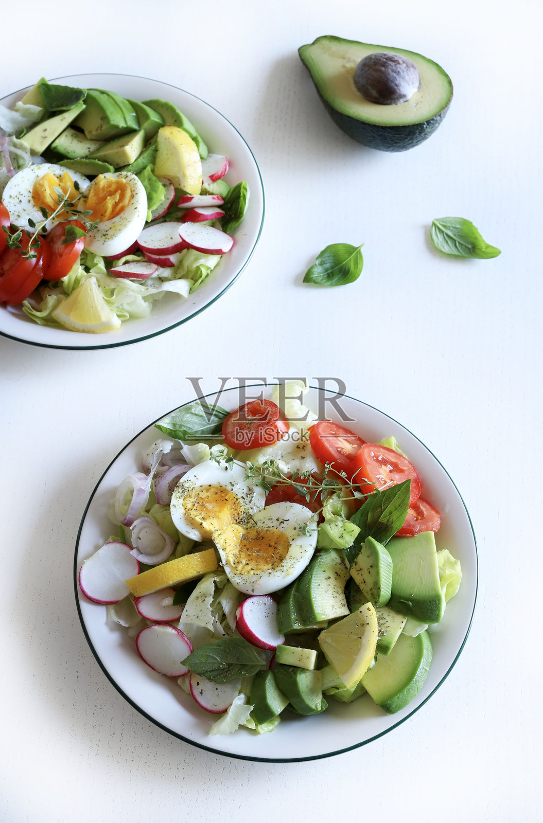混合沙拉配鸡蛋和鳄梨。照片摄影图片