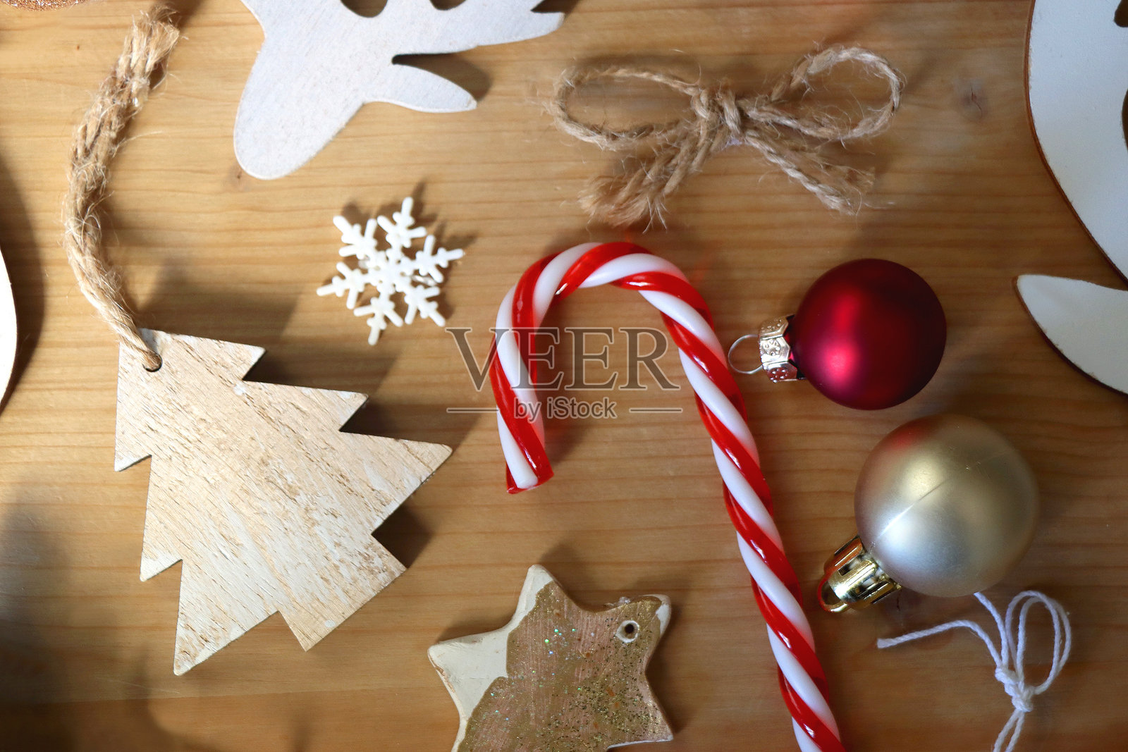 木质背景上的圣诞装饰照片摄影图片