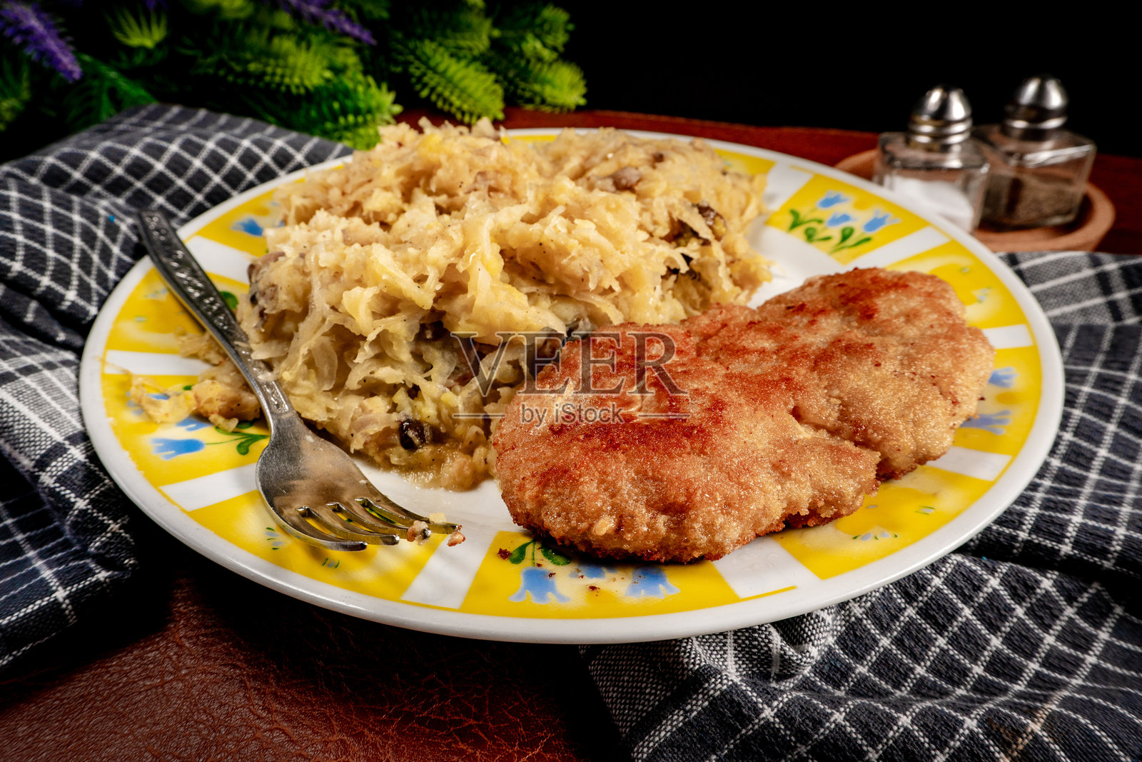 剁碎肉饼配煮酸菜。照片摄影图片