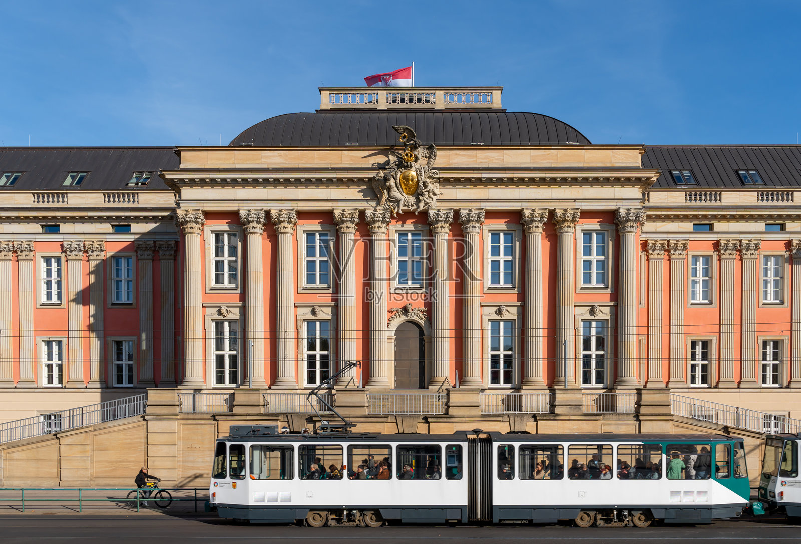 波茨坦市宫的门户与电车照片摄影图片