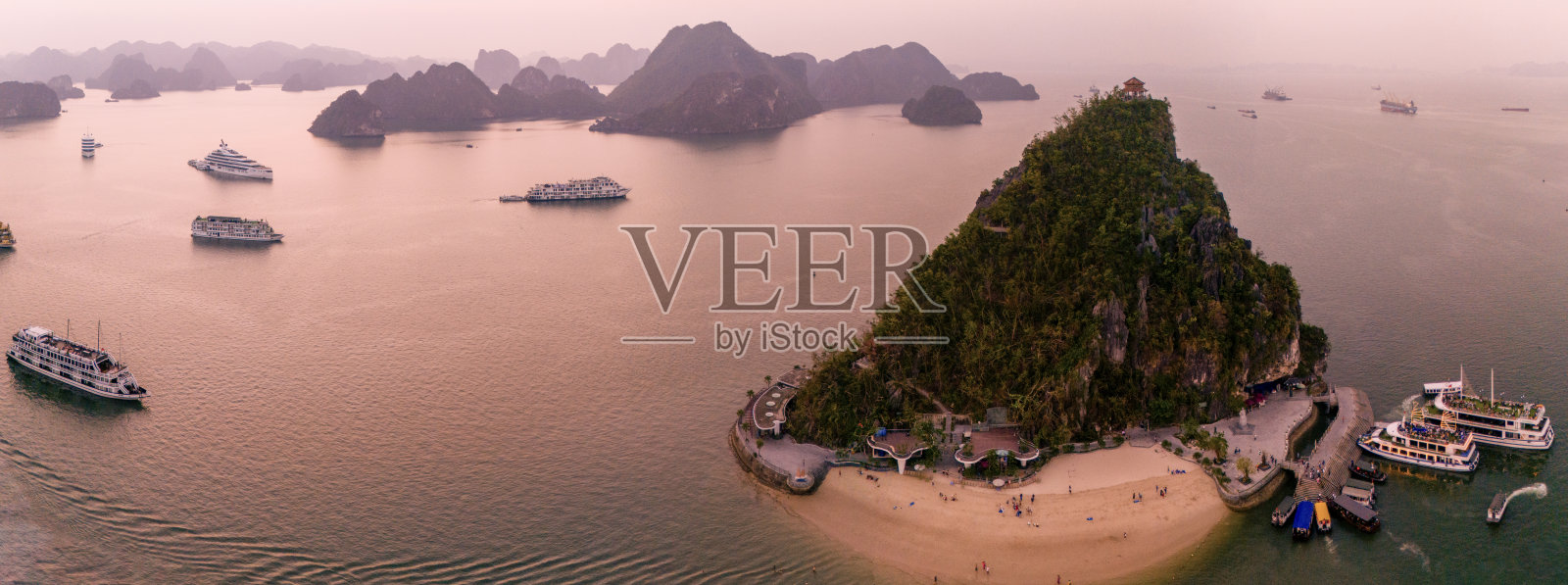 下龙湾的 Ti Top 海滩岛的鸟瞰图，越南。游轮和岛屿。日落。照片摄影图片