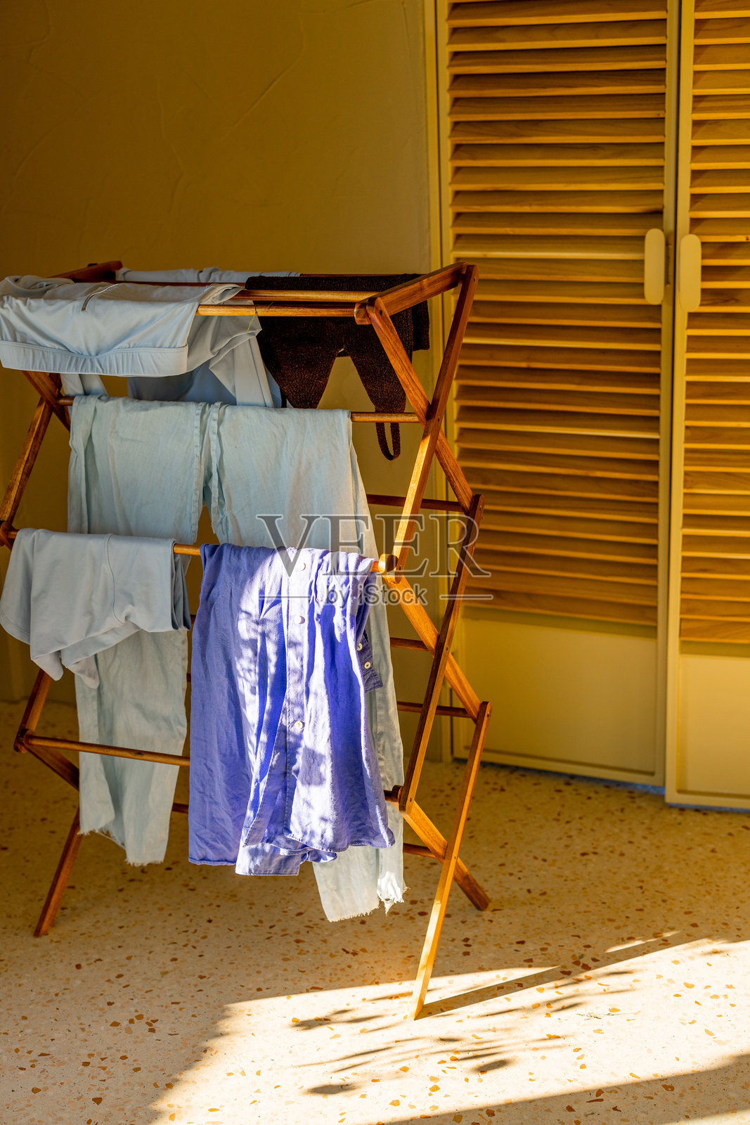 阳光下的洗衣服照片摄影图片