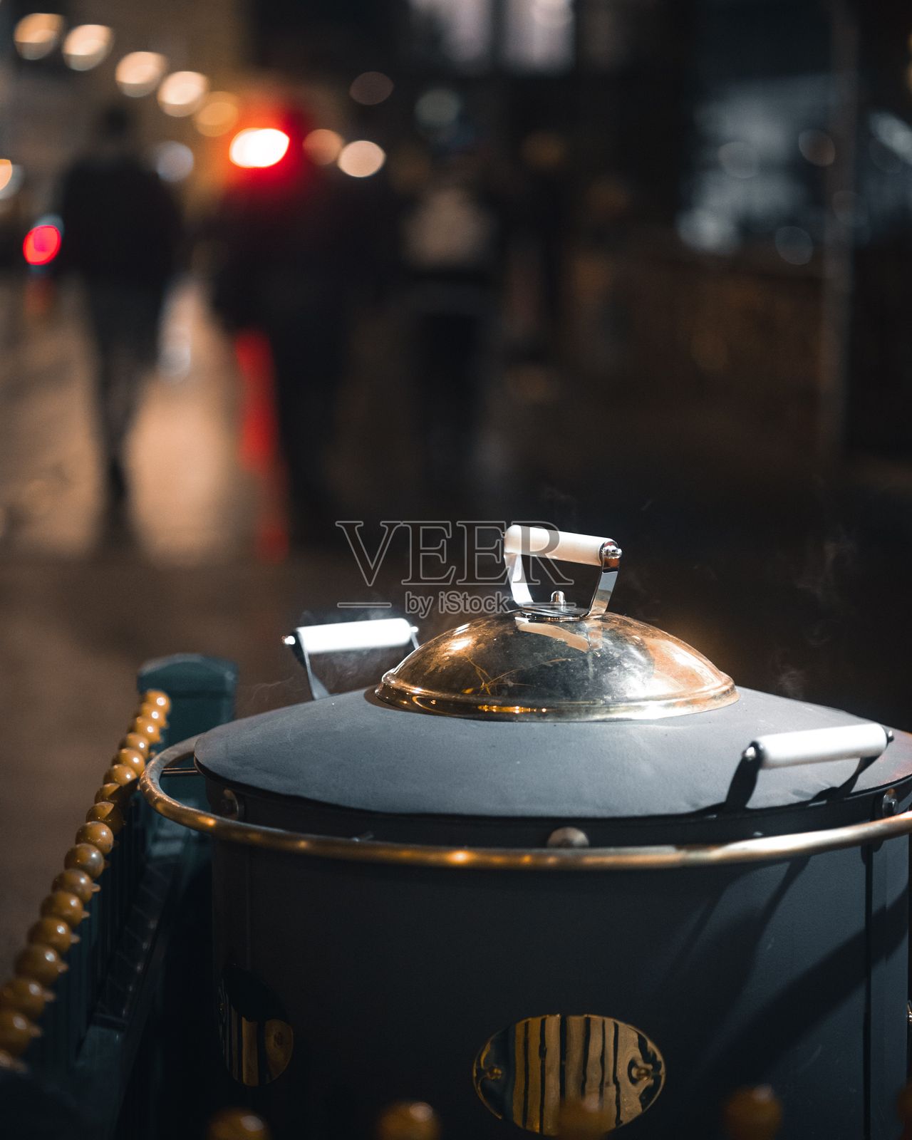街上的蒸汽黑锅，配有黄铜盖照片摄影图片