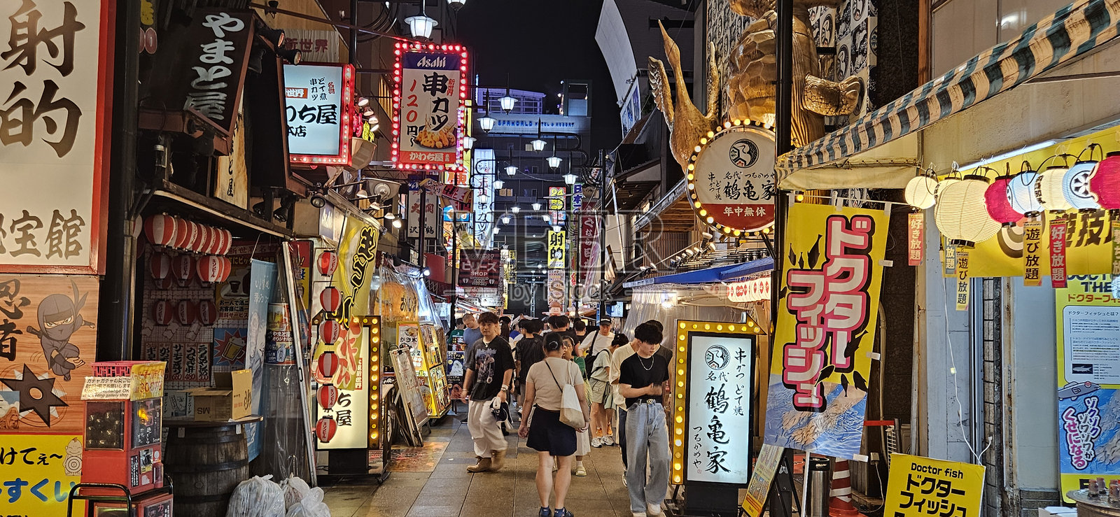 日本大阪通天阁附近夜晚的五光十色霓虹灯招牌照片摄影图片