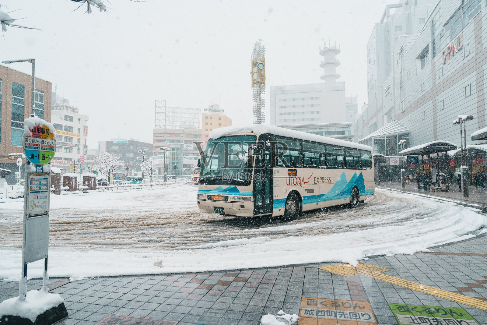 冬季大雪中的巴士，前往从山形巴士总站到藏王温泉滑雪度假村的旅行。日本山形县，2024年1月24日照片摄影图片