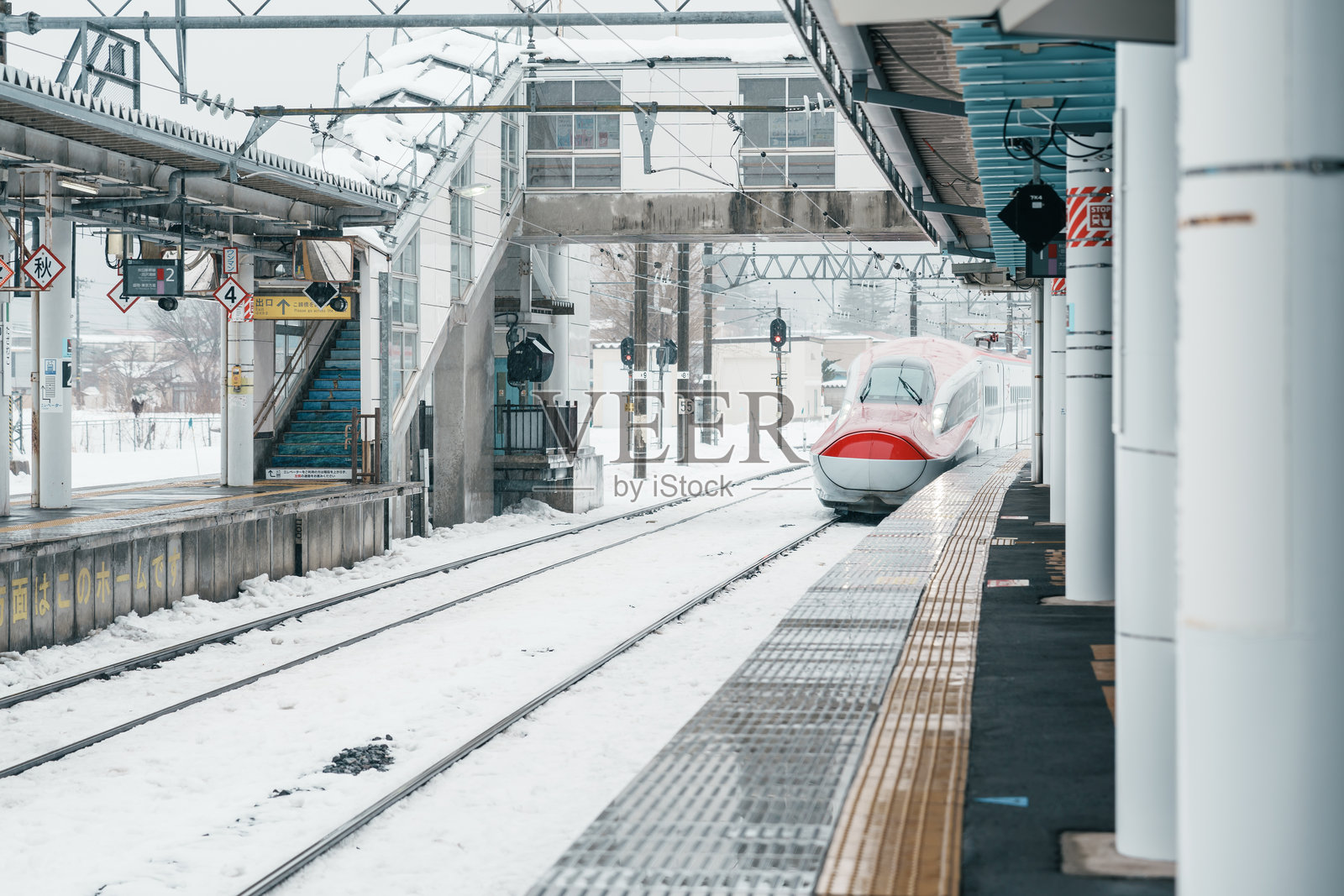 冬季的秋田新干线，JR E6新干线子弹头列车抵达田泽湖站月台，准备前往角馆站。秋田县仙北市，2024年1月21日。照片摄影图片